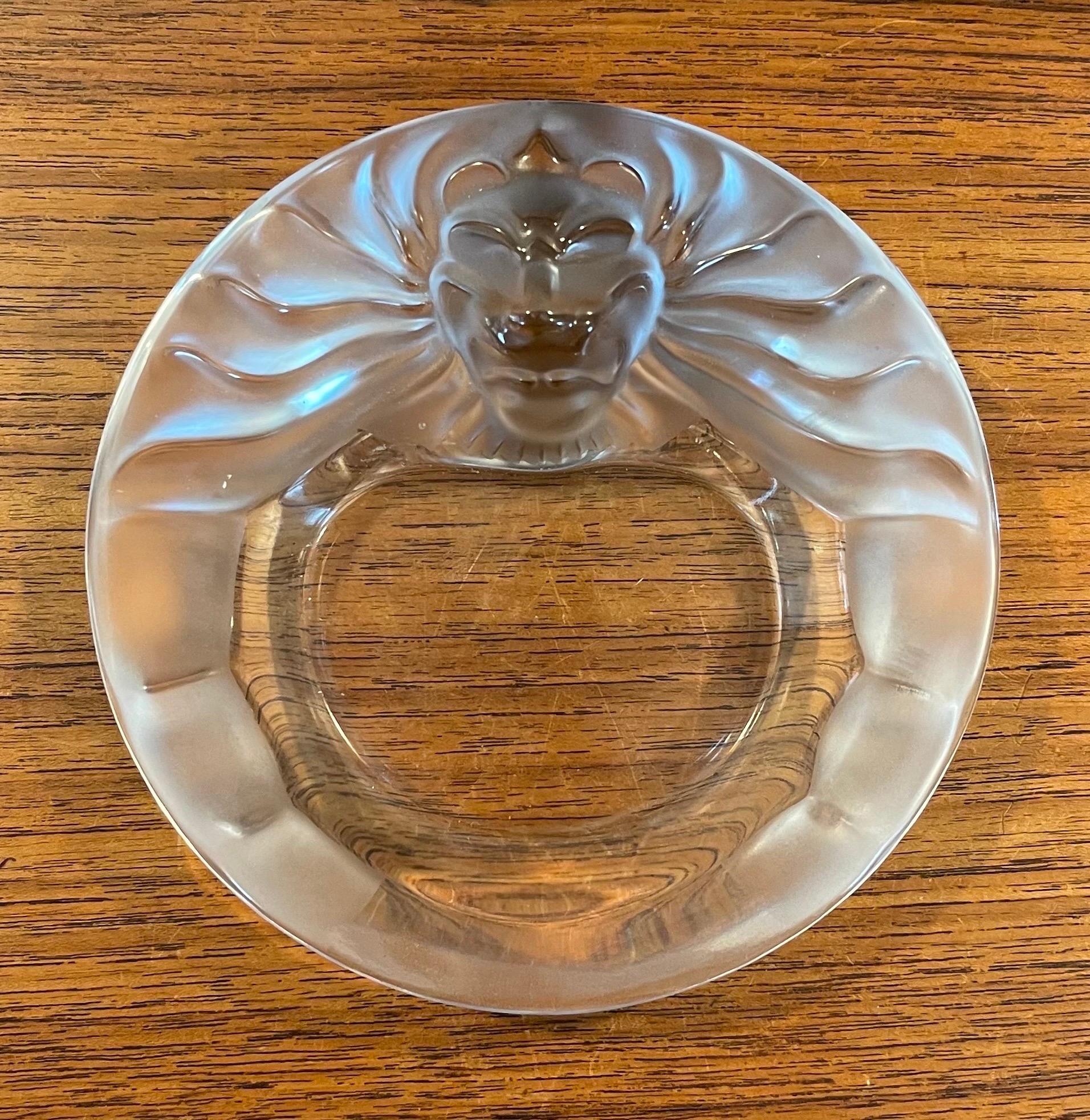 Cendrier et briquet en cristal dépoli à tête de lion par Lalique en vente 6