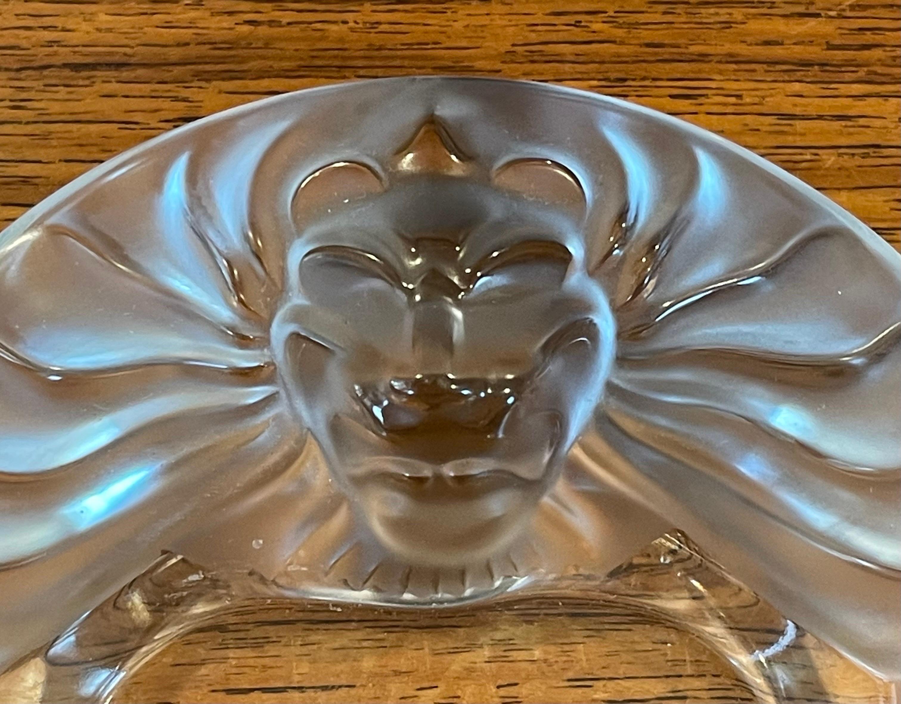 Cendrier et briquet en cristal dépoli à tête de lion par Lalique en vente 7