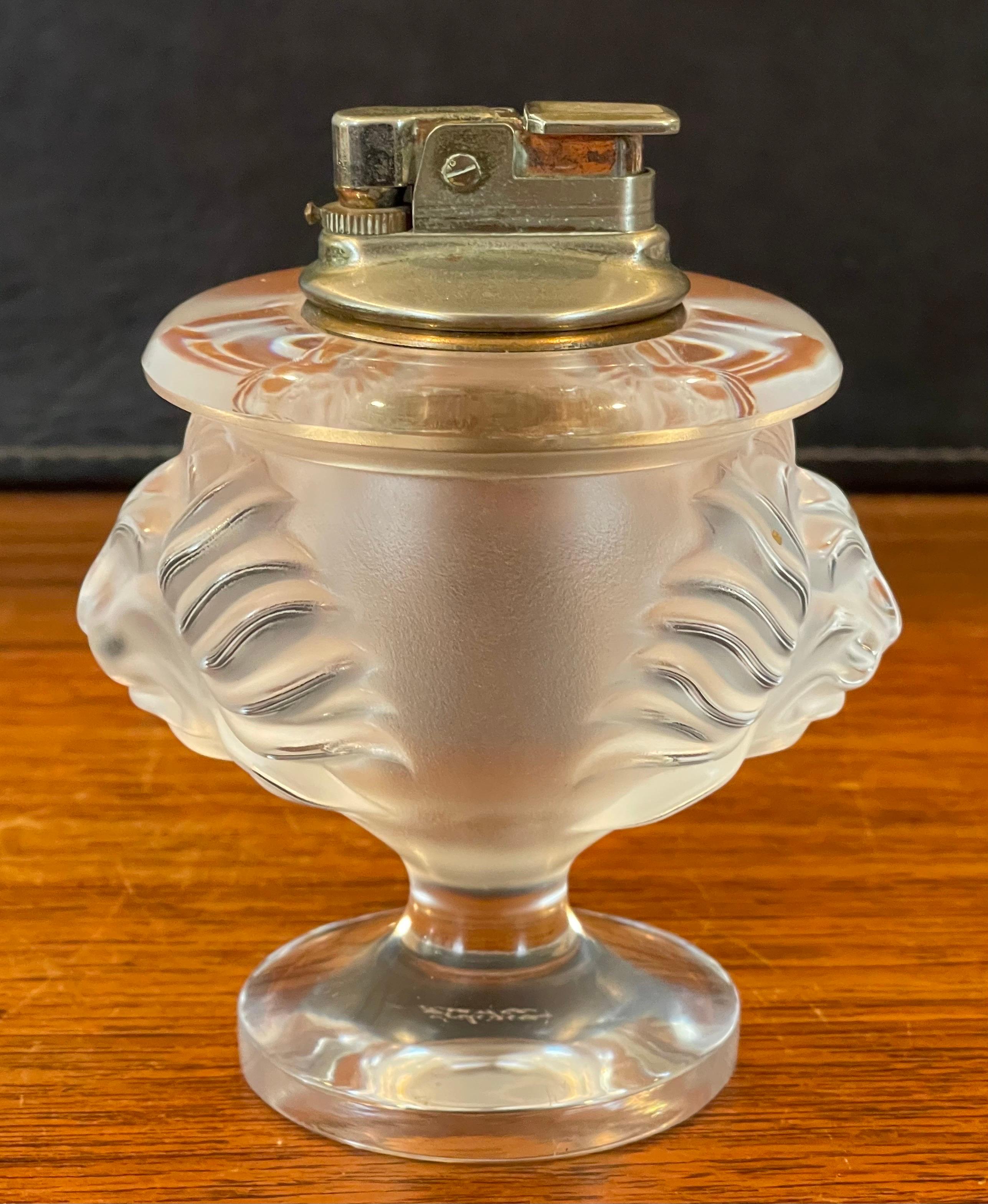 20ième siècle Cendrier et briquet en cristal dépoli à tête de lion par Lalique en vente