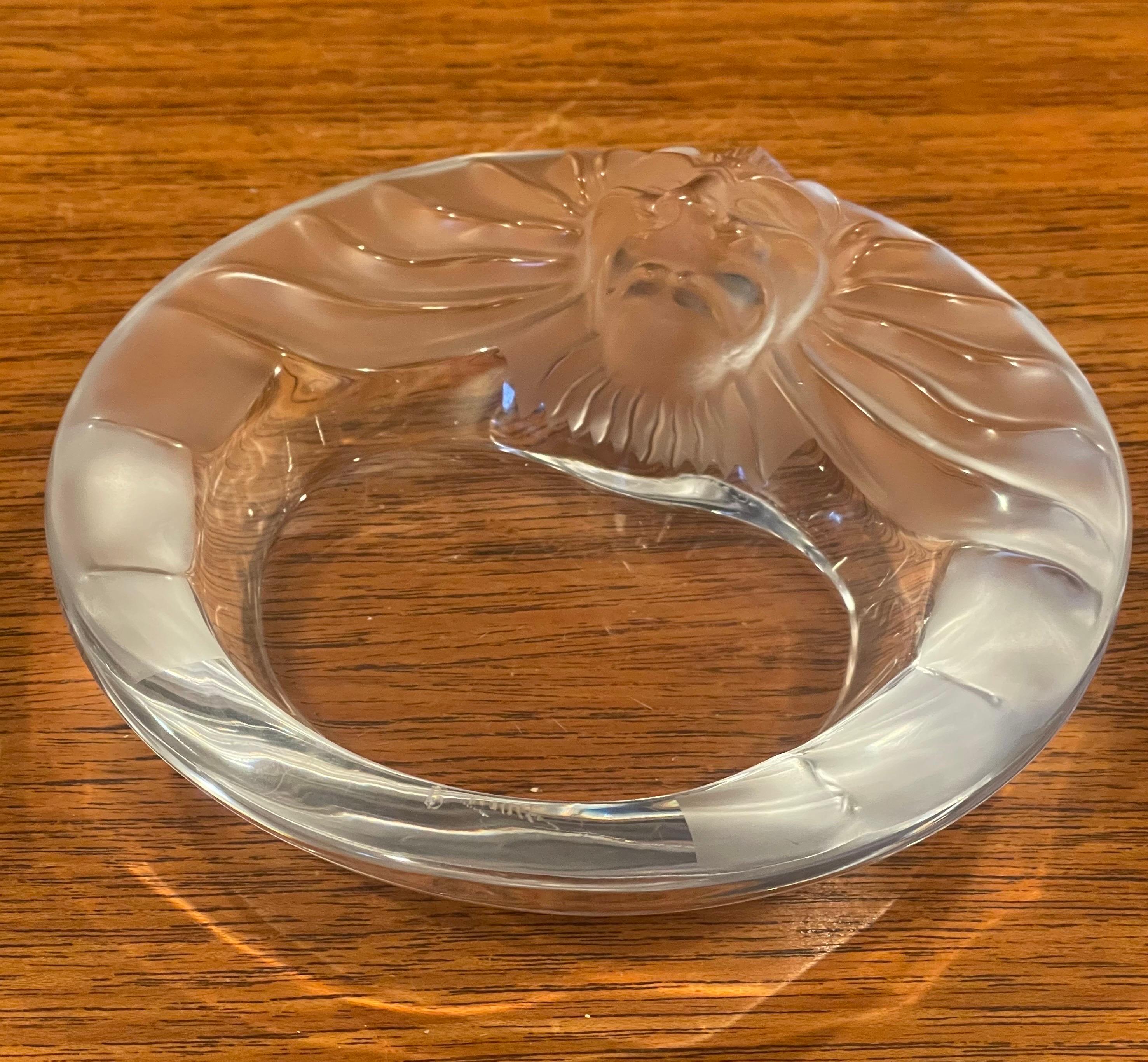 Cenicero / Bol para puros de cristal esmerilado con cabeza de león de Lalique en venta 5
