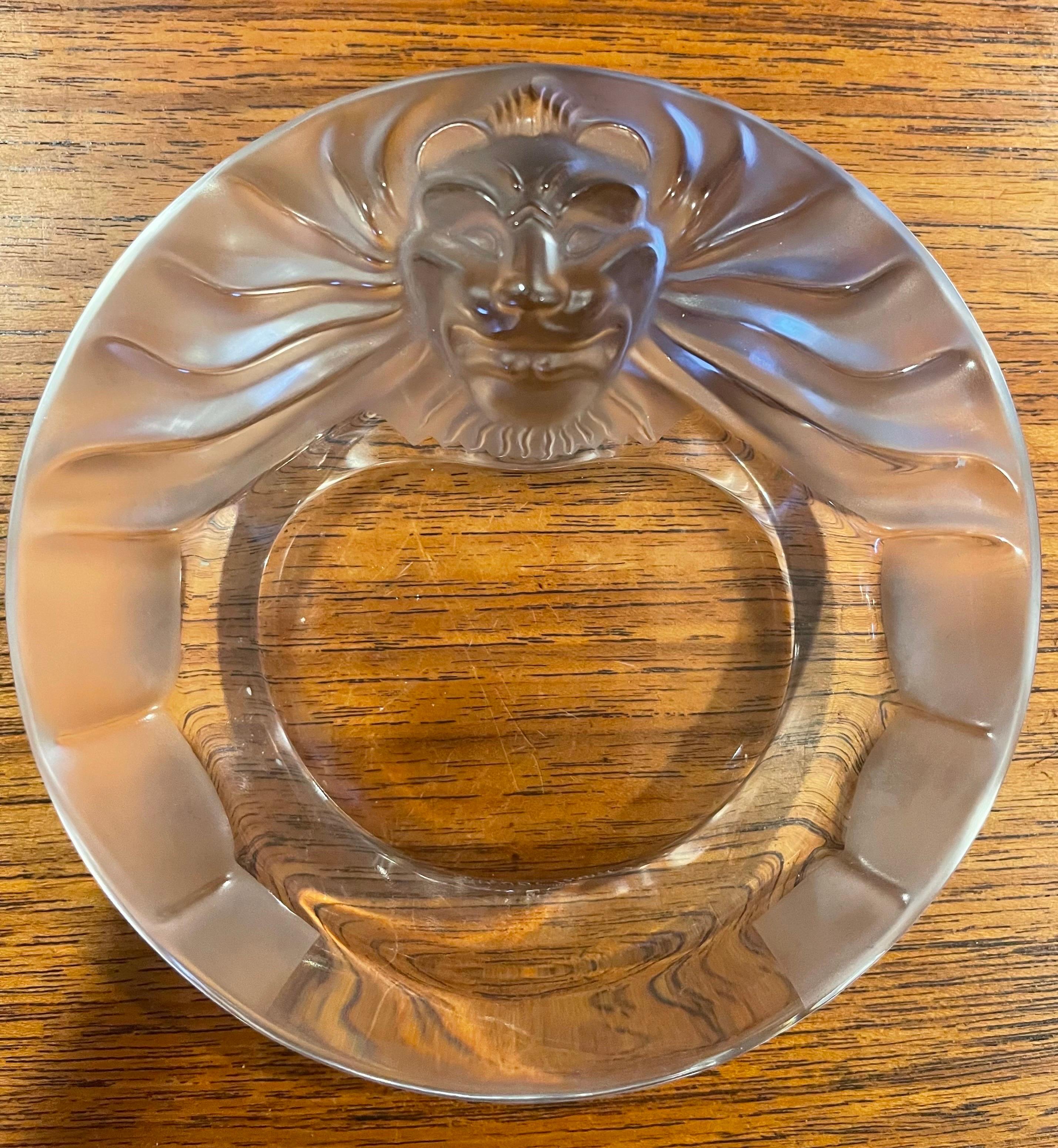 Cenicero / Bol para puros de cristal esmerilado con cabeza de león de Lalique Francés en venta