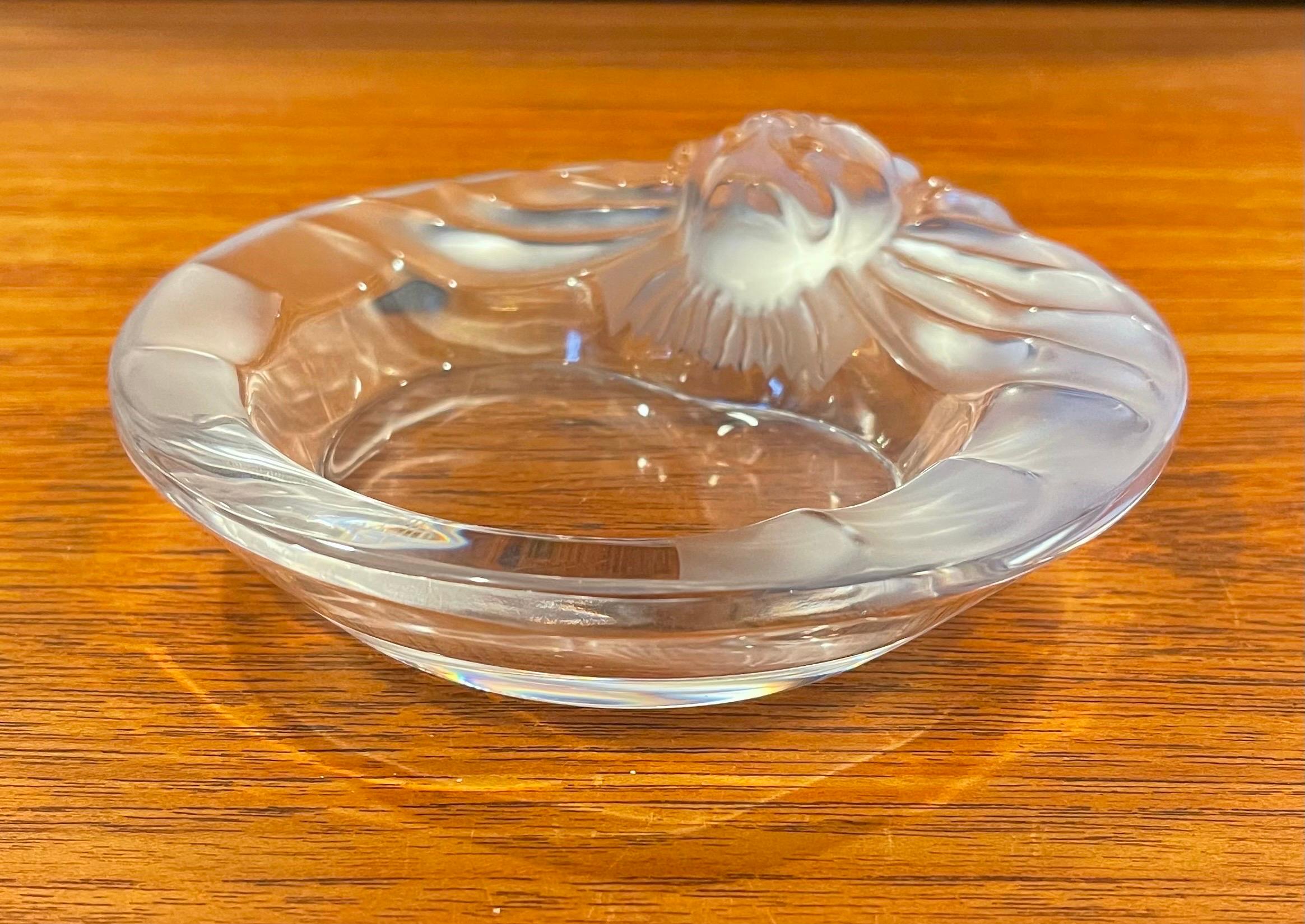 Cendrier / bol à cigares en cristal dépoli à tête de lion par Lalique Bon état - En vente à San Diego, CA