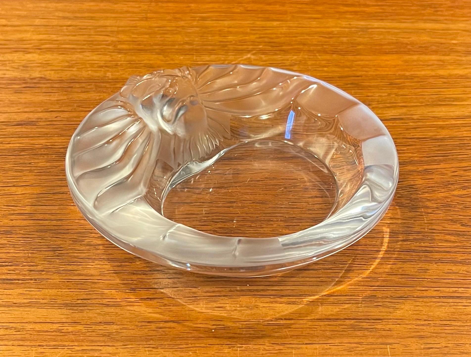 Cristal Cendrier / bol à cigares en cristal dépoli à tête de lion par Lalique en vente
