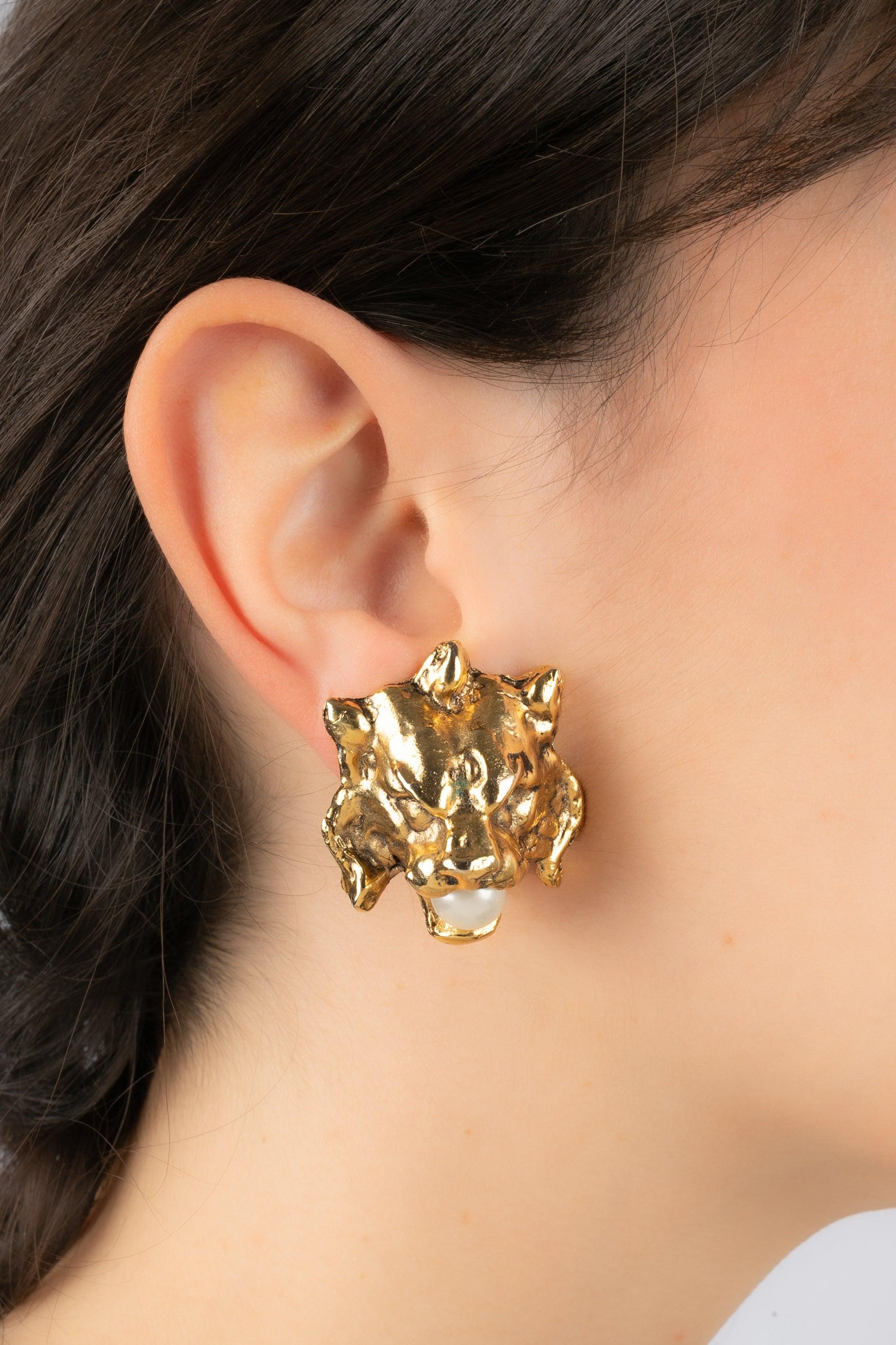 Inconnu - Boucles d'oreilles à clip en métal doré représentant une tête de lion avec une perle fantaisie dans la bouche.

Informations complémentaires :
Condit : Très bon état.
Dimensions : 3,5 cm x 2,5 cm

Référence du vendeur : BO21
