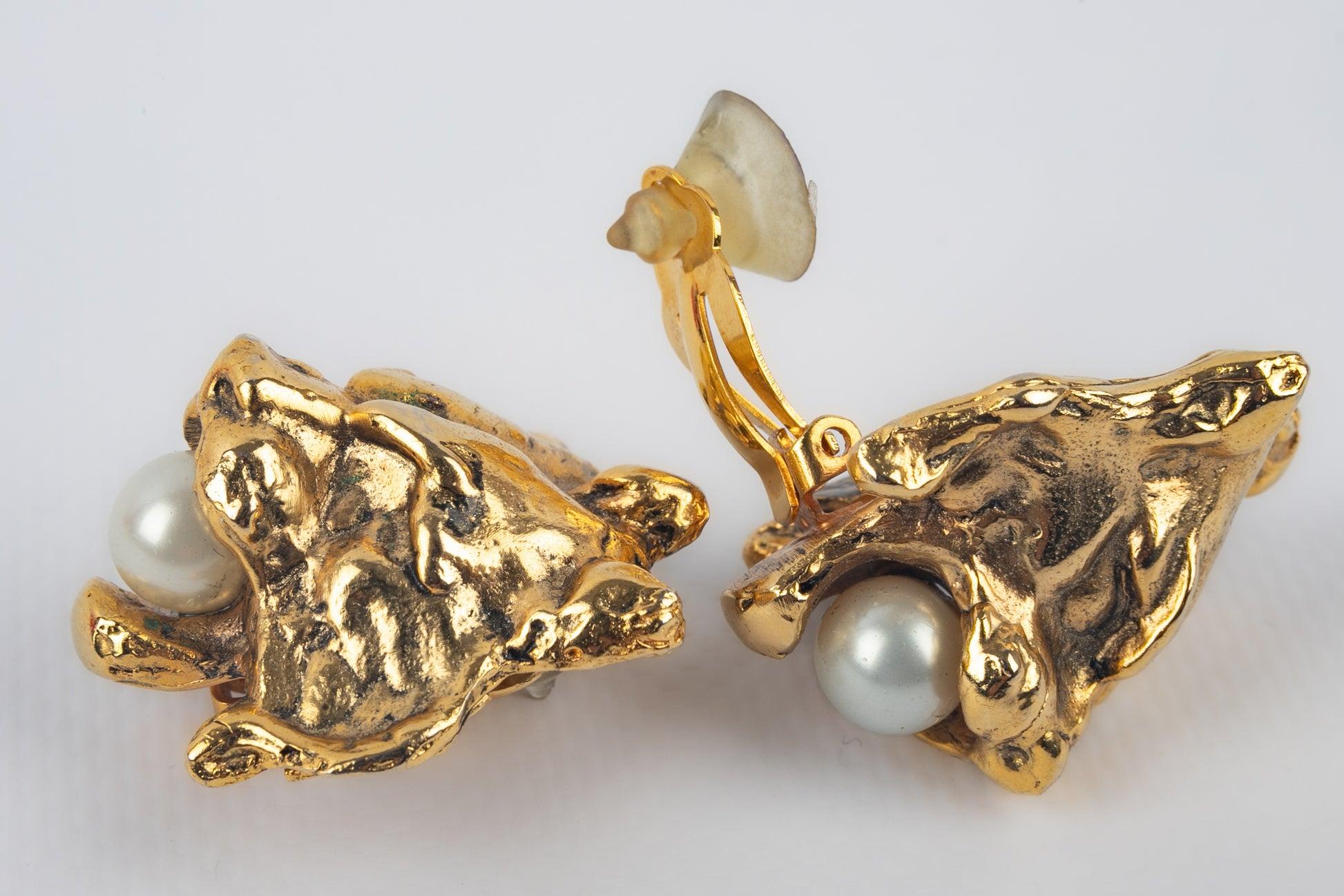 Boucles d'oreilles à clip tête de lion en métal doré en vente 1