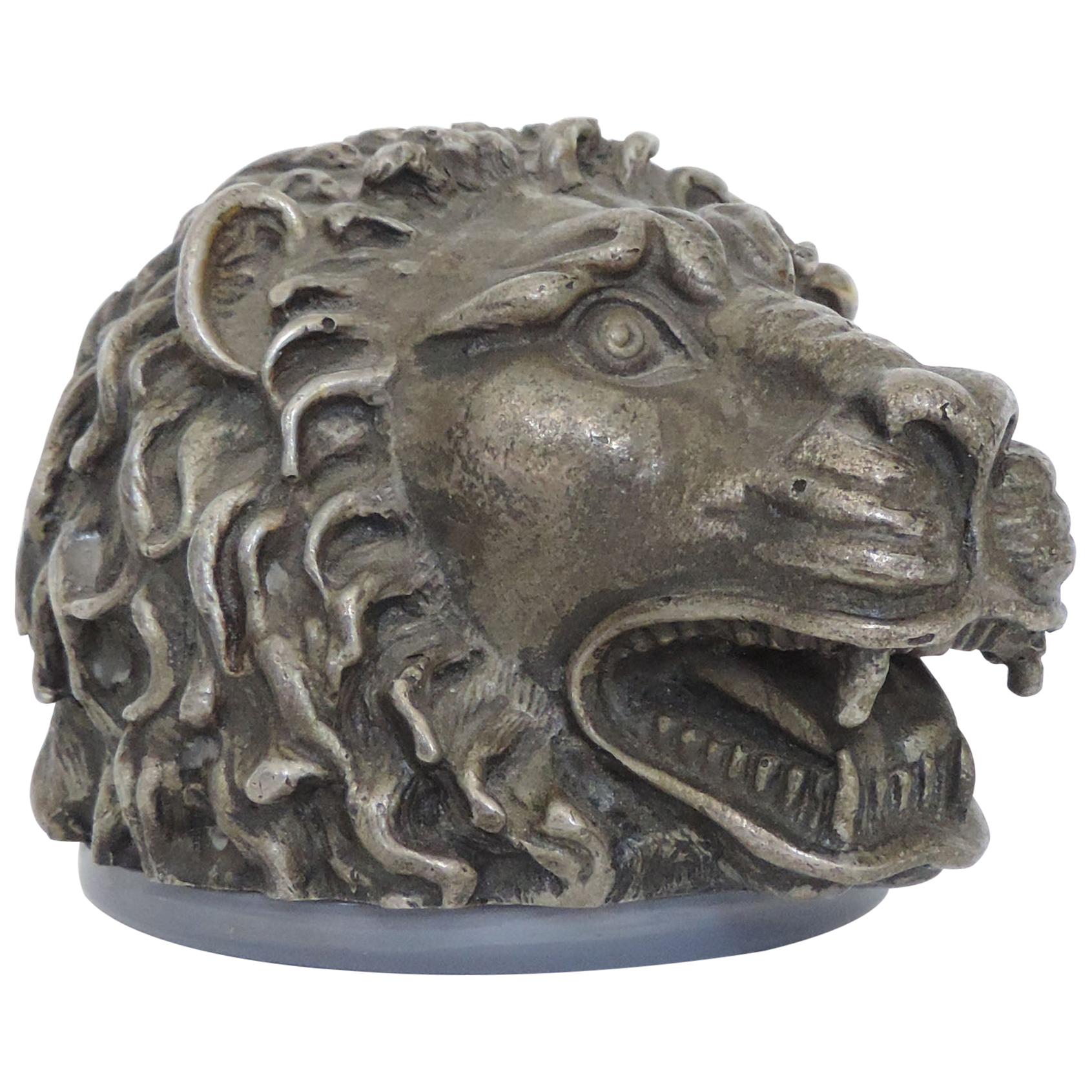 Encendedor de mesa con cabeza de león en metal plateado, Italia, años 60