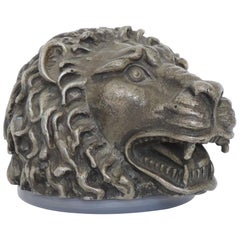 Encendedor de mesa con cabeza de león en metal plateado, Italia, años 60