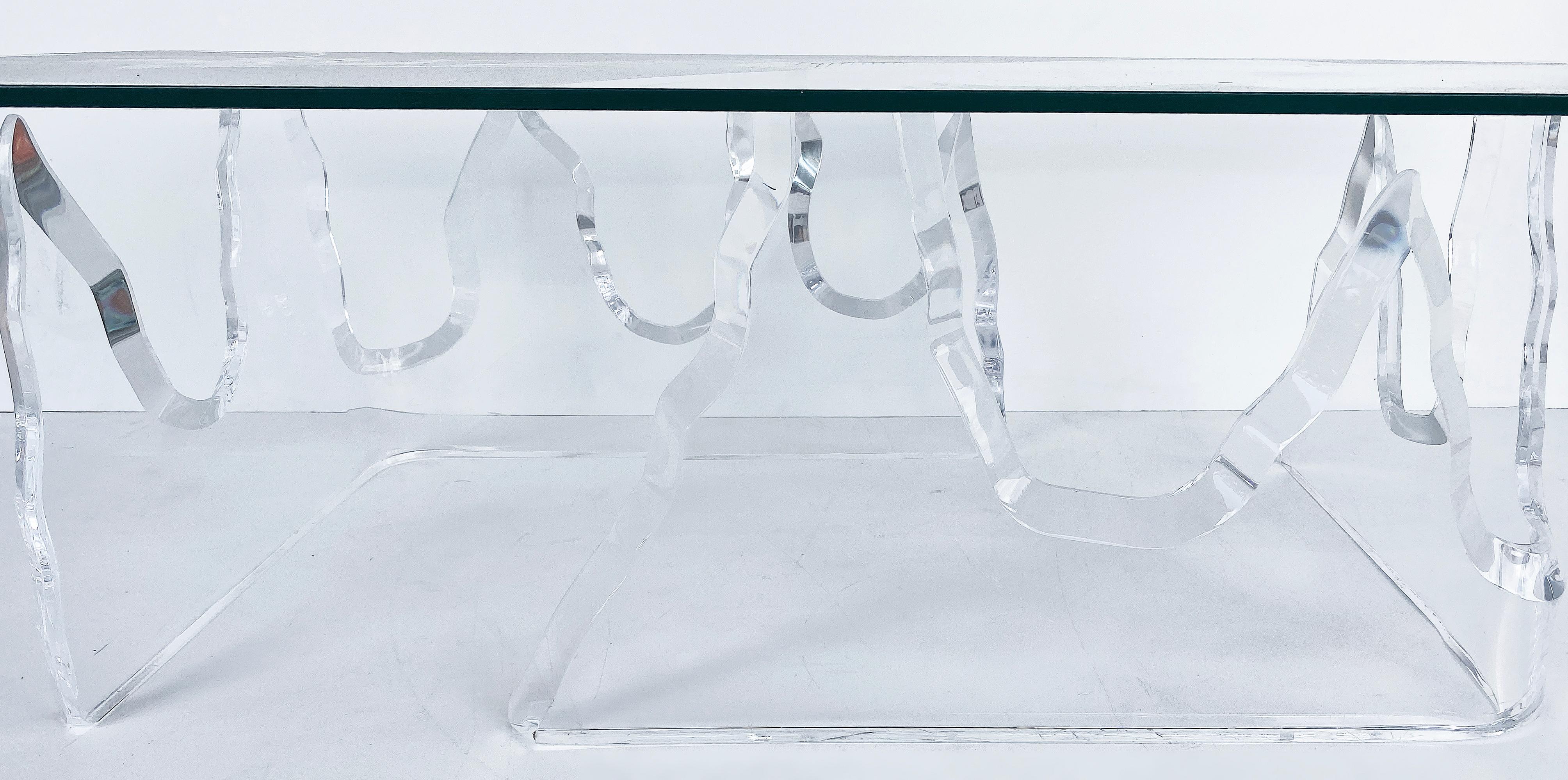 Lion-Couchtisch aus mattiertem Lucite mit Glasplatte (20. Jahrhundert) im Angebot