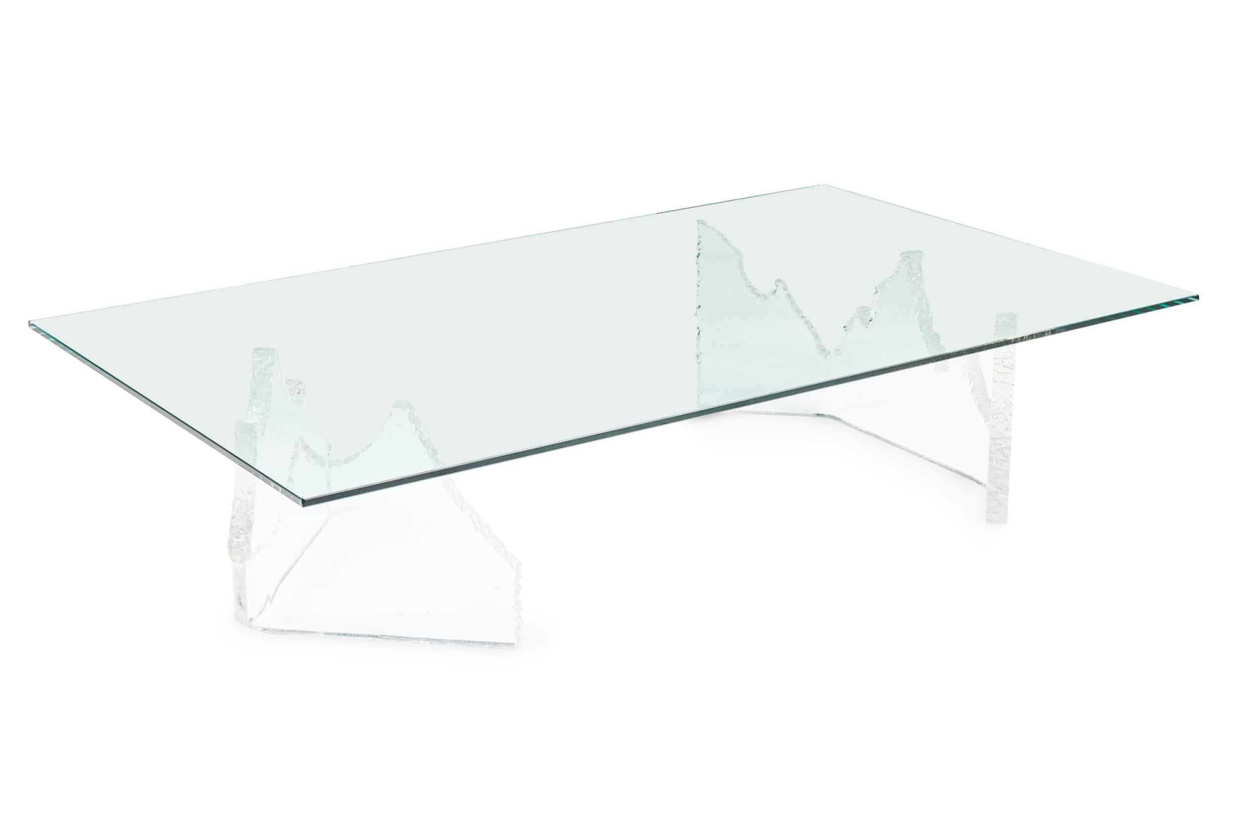 Table basse / de cocktail en lucite du milieu du siècle dernier composée de deux bases en forme d'iceberg, la plus longue étant en forme de U et la plus courte en forme de V. (signée LION INROST). (signée, LION IN FROST)

Condit : Bon ; Usures dues