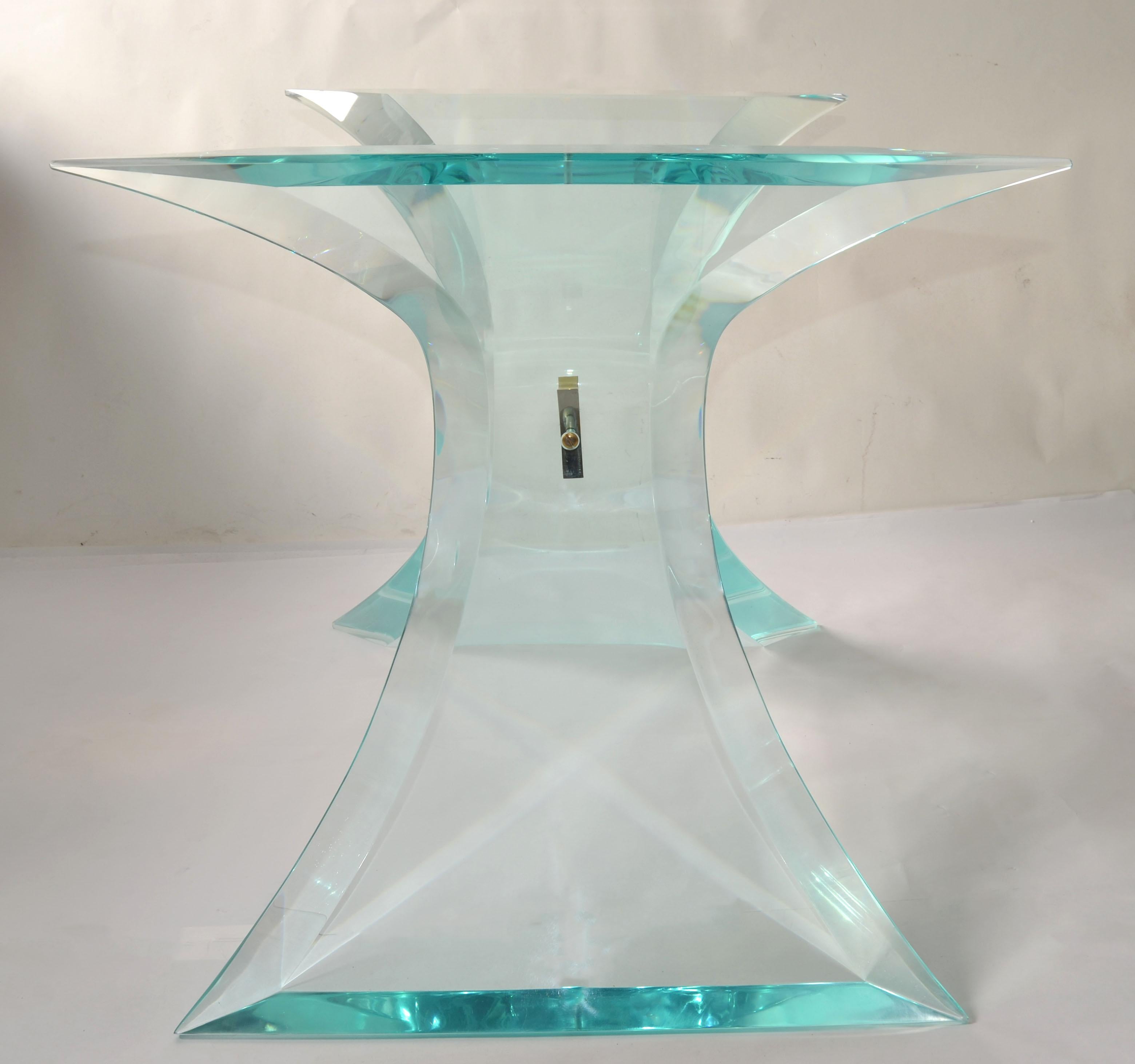 20ième siècle Table sculpturale en laiton lucite mi-siècle moderne signée Lion In Frost en vente
