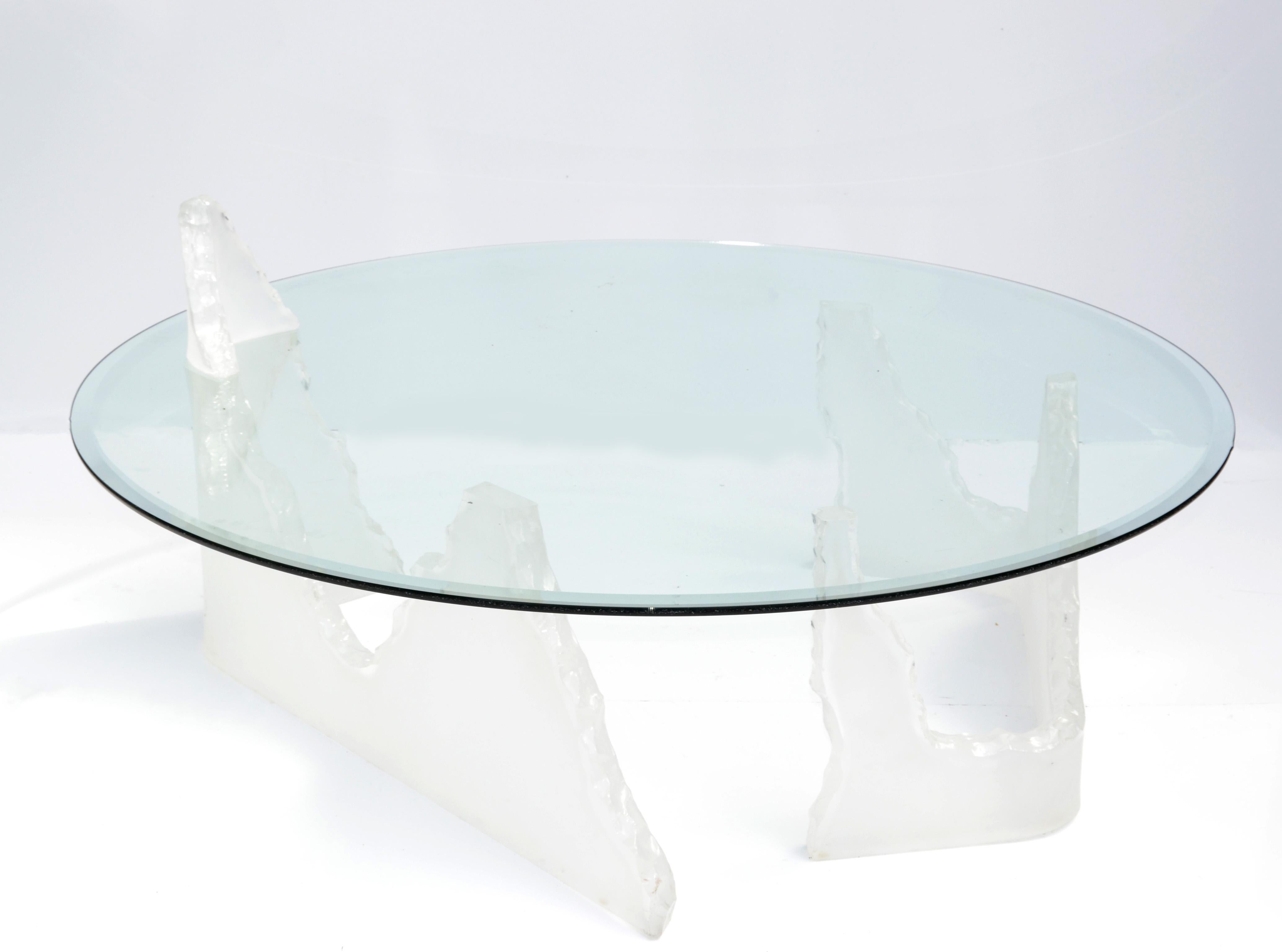 Dans le style de Lion in Frost, cette impressionnante table basse ou table de cocktail ronde en forme d'iceberg.
Comprend deux bases en Lucite au look iceberg avec une pointe au sommet, complétées par un plateau rond en verre biseauté. 
Un design