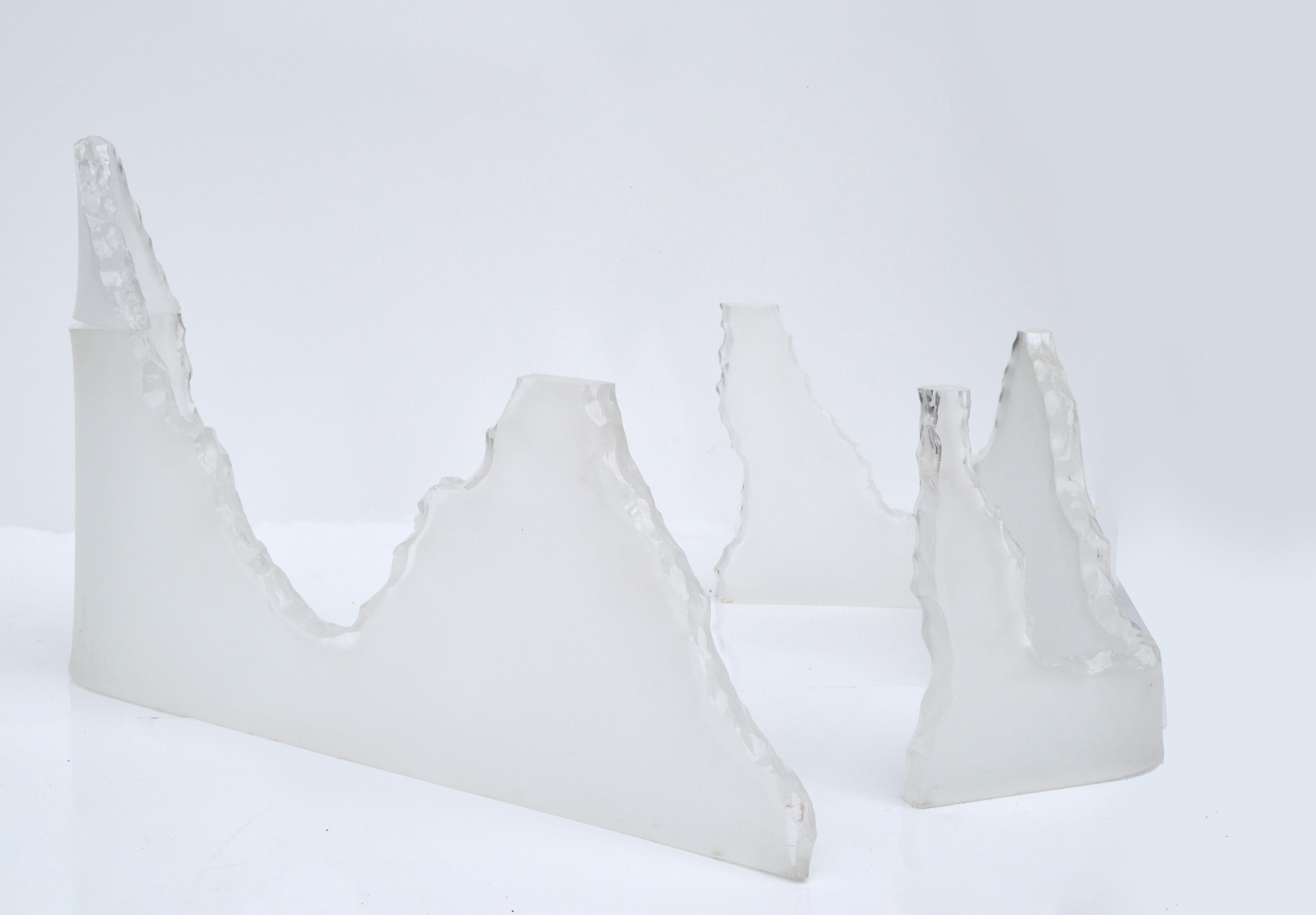 Verre Table basse lion en glace en lucite de style Frost, plateau rond en verre, 1970  en vente