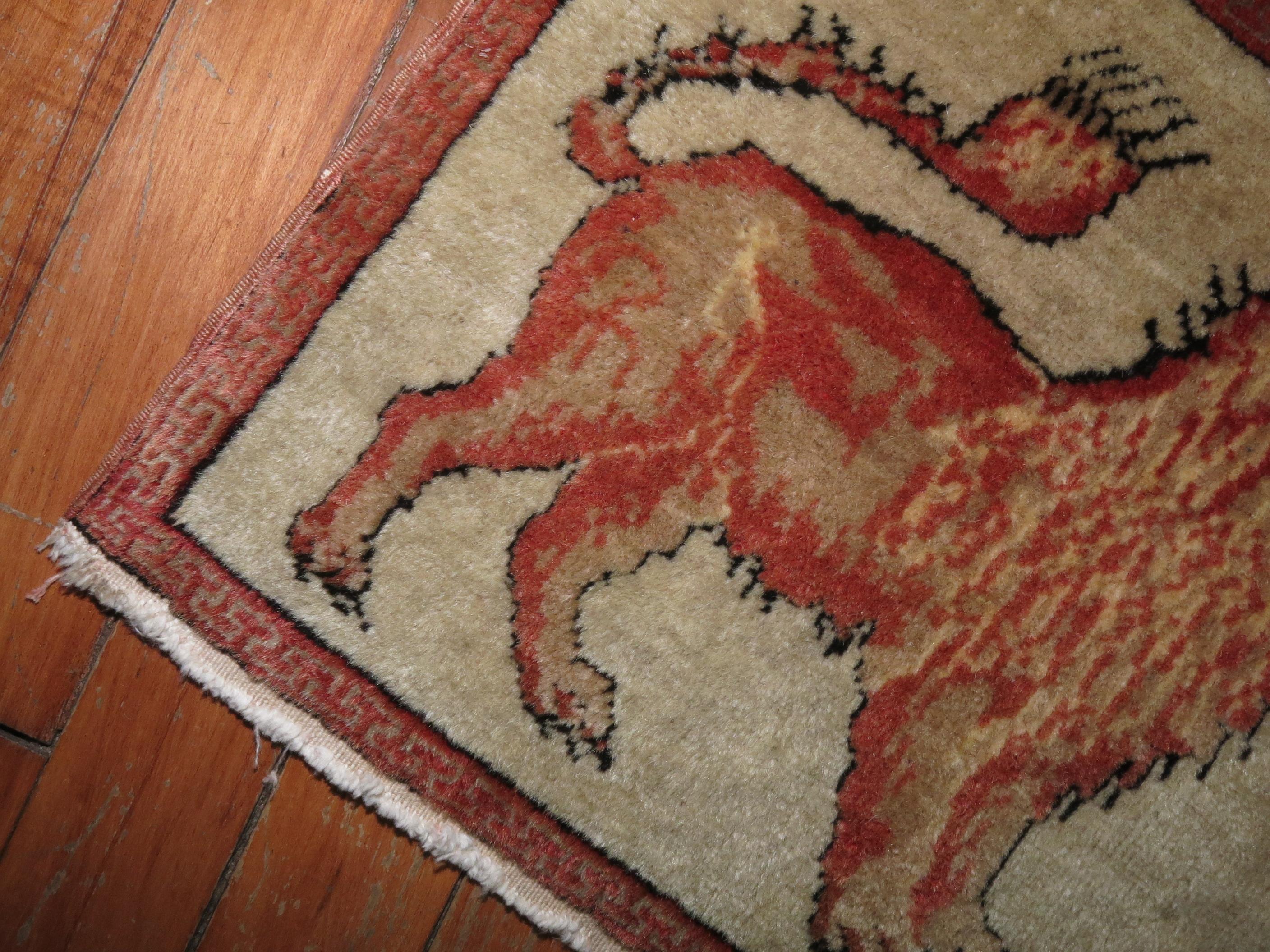 Antiker Teppich aus Khotan mit Lö Löwen (Türkisch) im Angebot