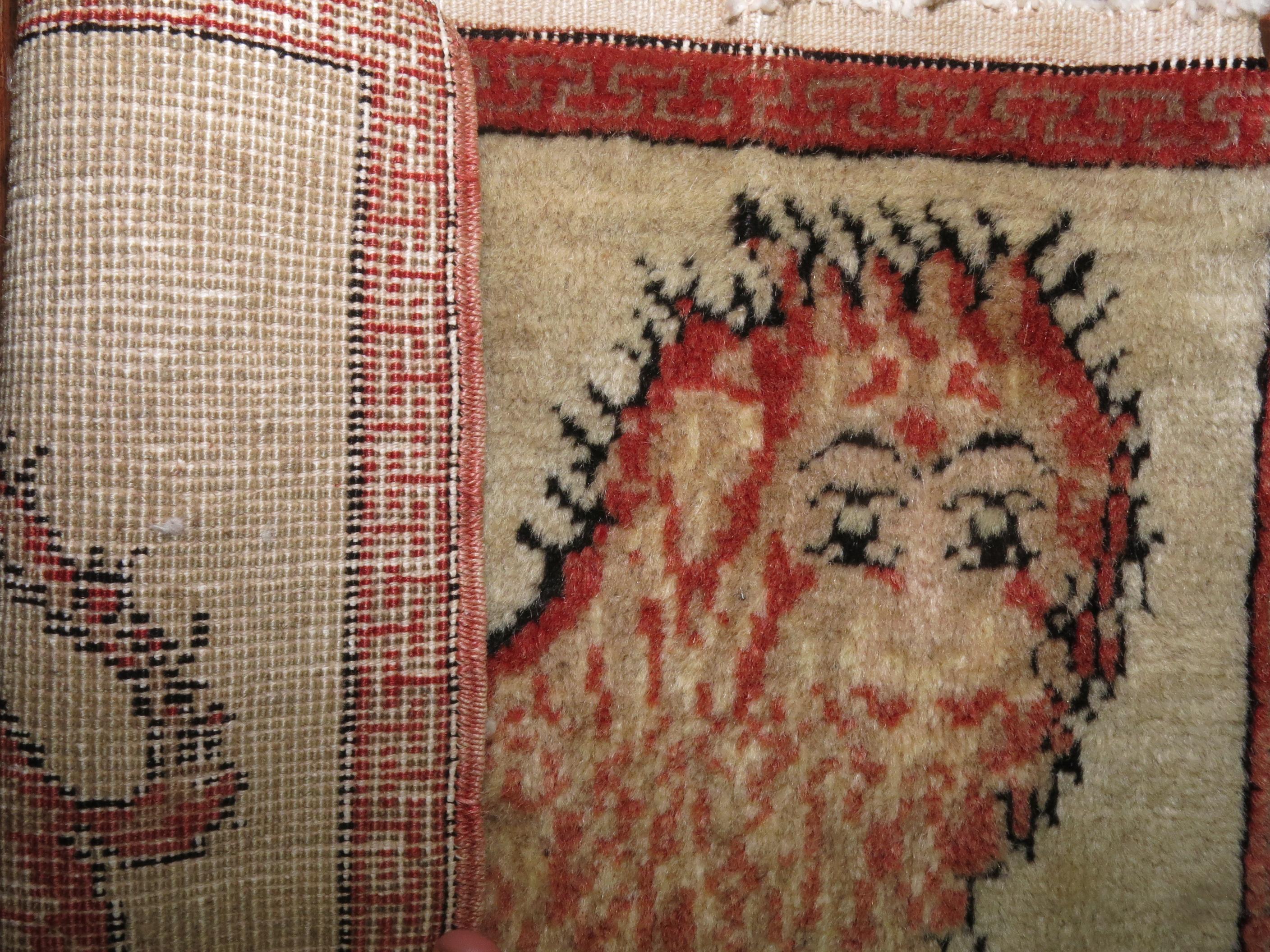 Antiker Teppich aus Khotan mit Lö Löwen im Zustand „Gut“ im Angebot in New York, NY