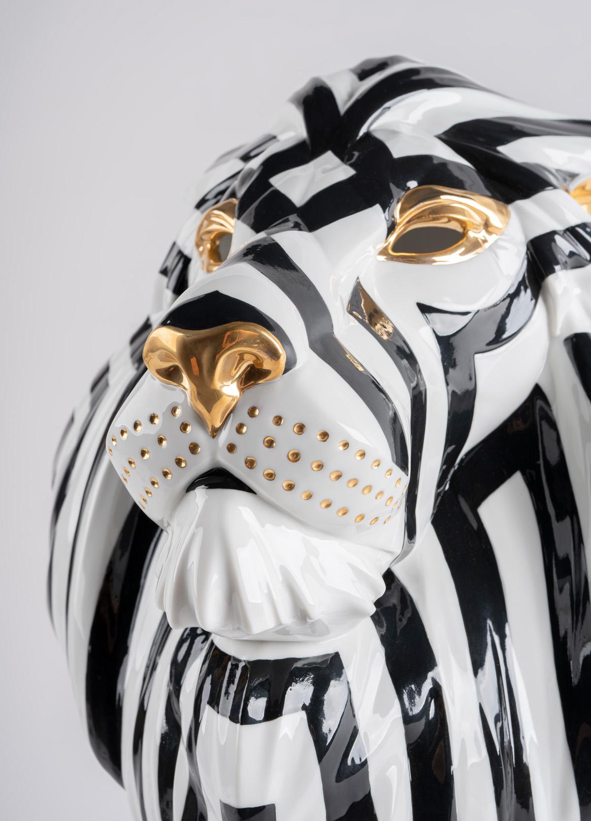Porzellankreation, inspiriert von traditionellen afrikanischen Masken. Die Lion Mask reiht sich in die Kollektion Fierce Portraits ein, eine Serie von Kreationen, die die traditionelle Kunst der afrikanischen Stammesmasken in die Welt des Porzellans