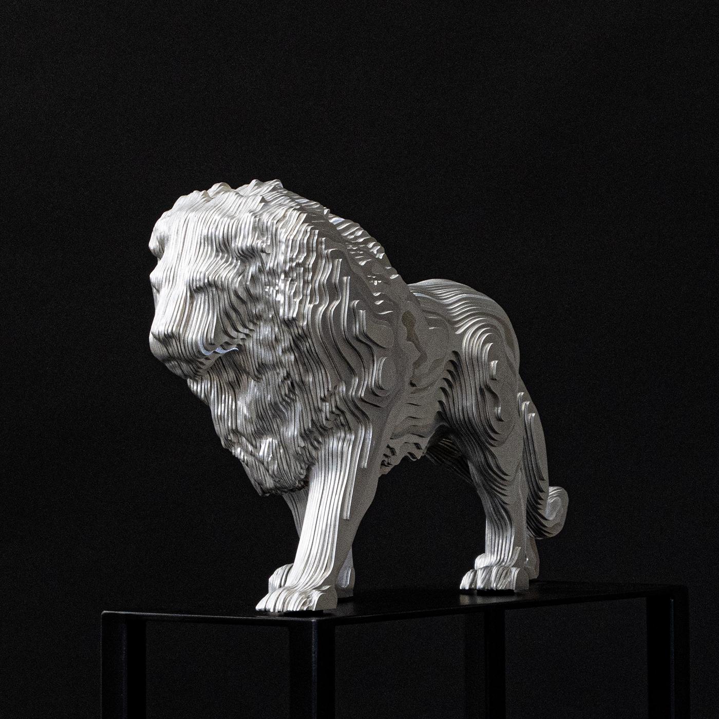 Sculpture lion moyennement polie réalisée en aluminium 
assiettes artisanales. pièce d'édition limitée fabriquée à l'étranger 
soudé et façonné l'aluminium en de magistrales 
des œuvres d'art contemporain.