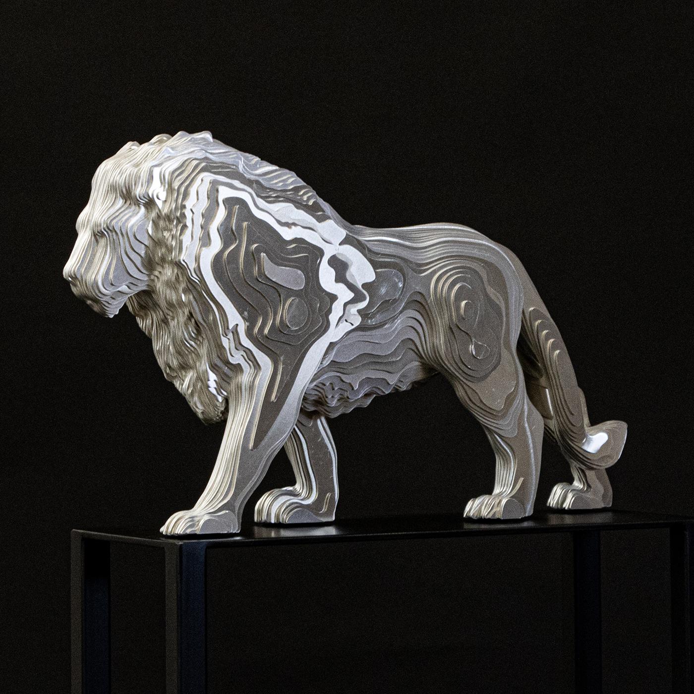 Aluminium Sculpture de lion polie de taille moyenne en vente