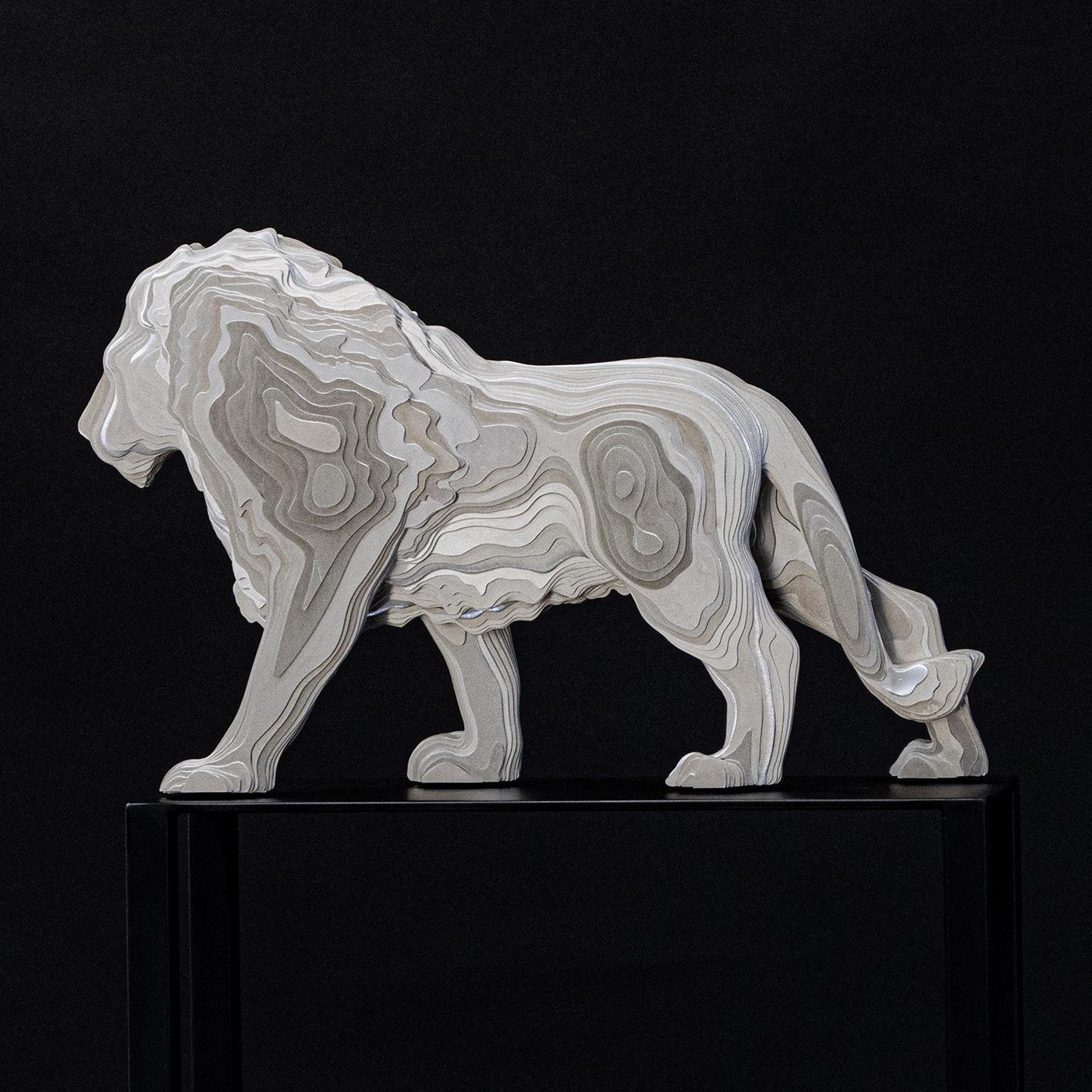 Sculpture de lion polie de taille moyenne en vente 1
