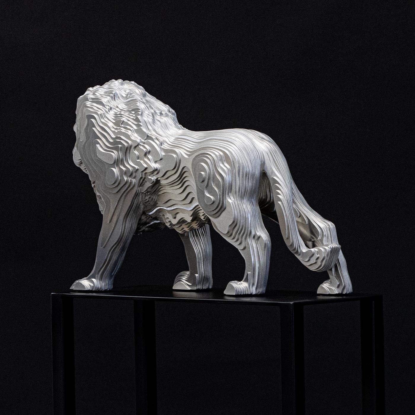 Sculpture de lion polie de taille moyenne en vente 2