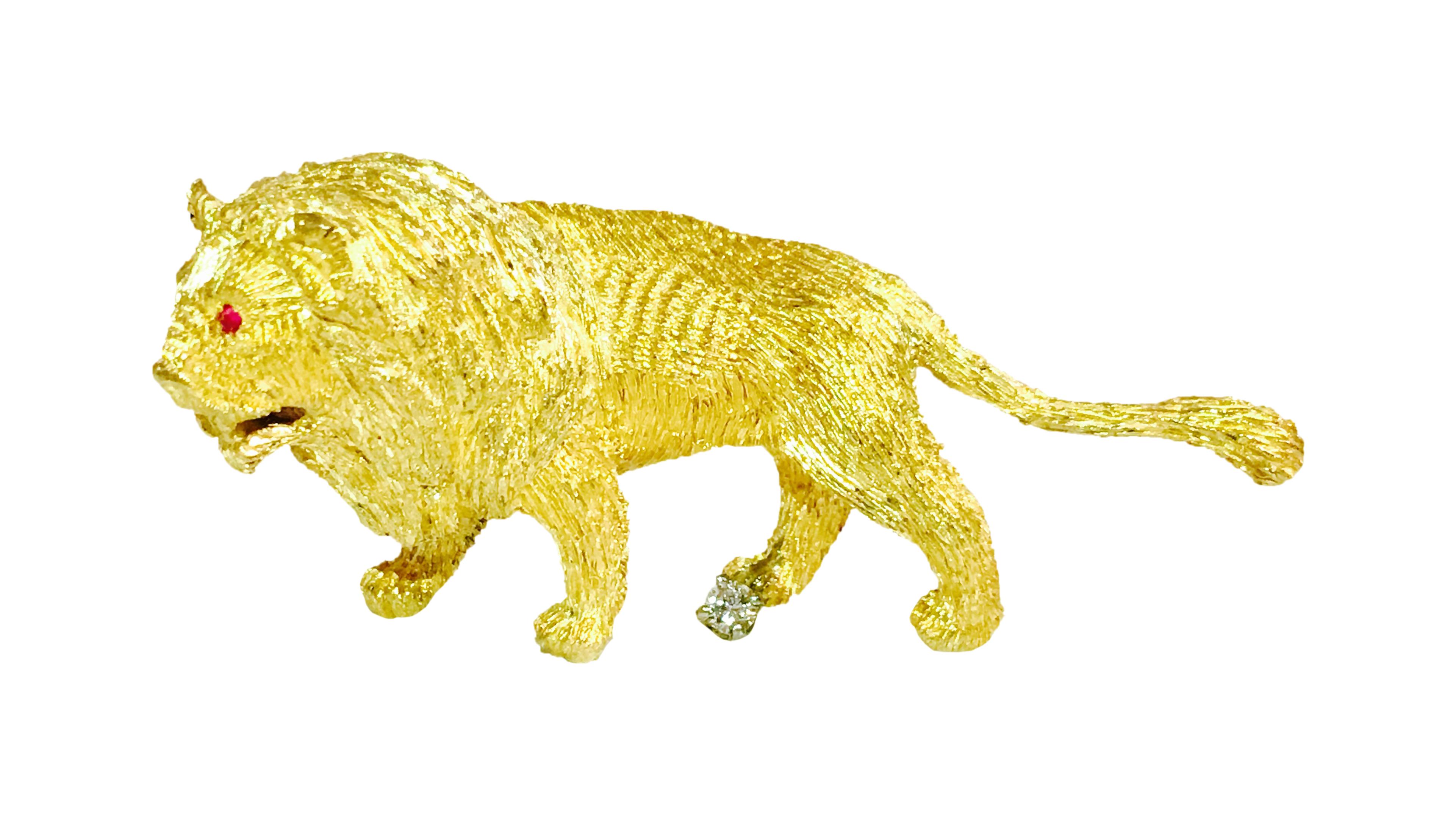 Lion Motif Diamond Ruby and Yellow Gold Pin In Excellent Condition For Sale In Miami, FL
