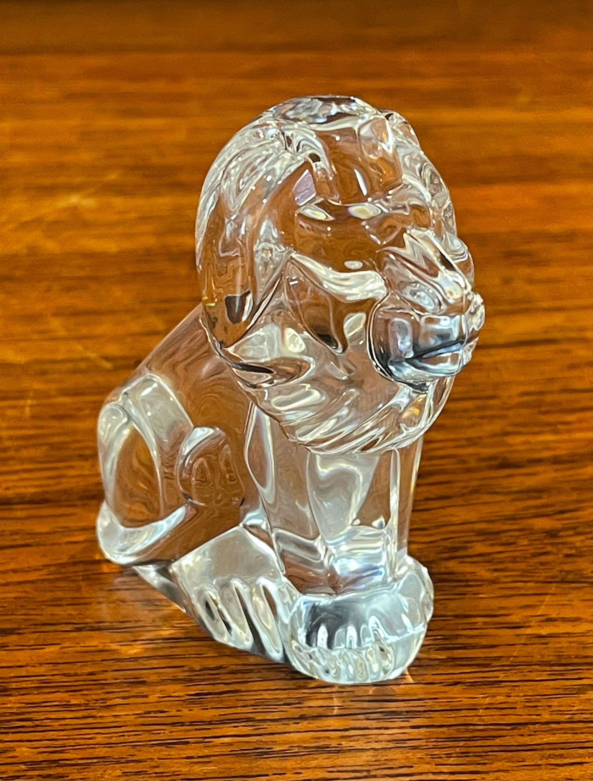 A rare crystal lion paperweight / hand cooler by Tal Lebel Schaefer for Steuben Glassworks, circa 2000s. The piece is in very good condition with no chips or cracks and measure 1.25