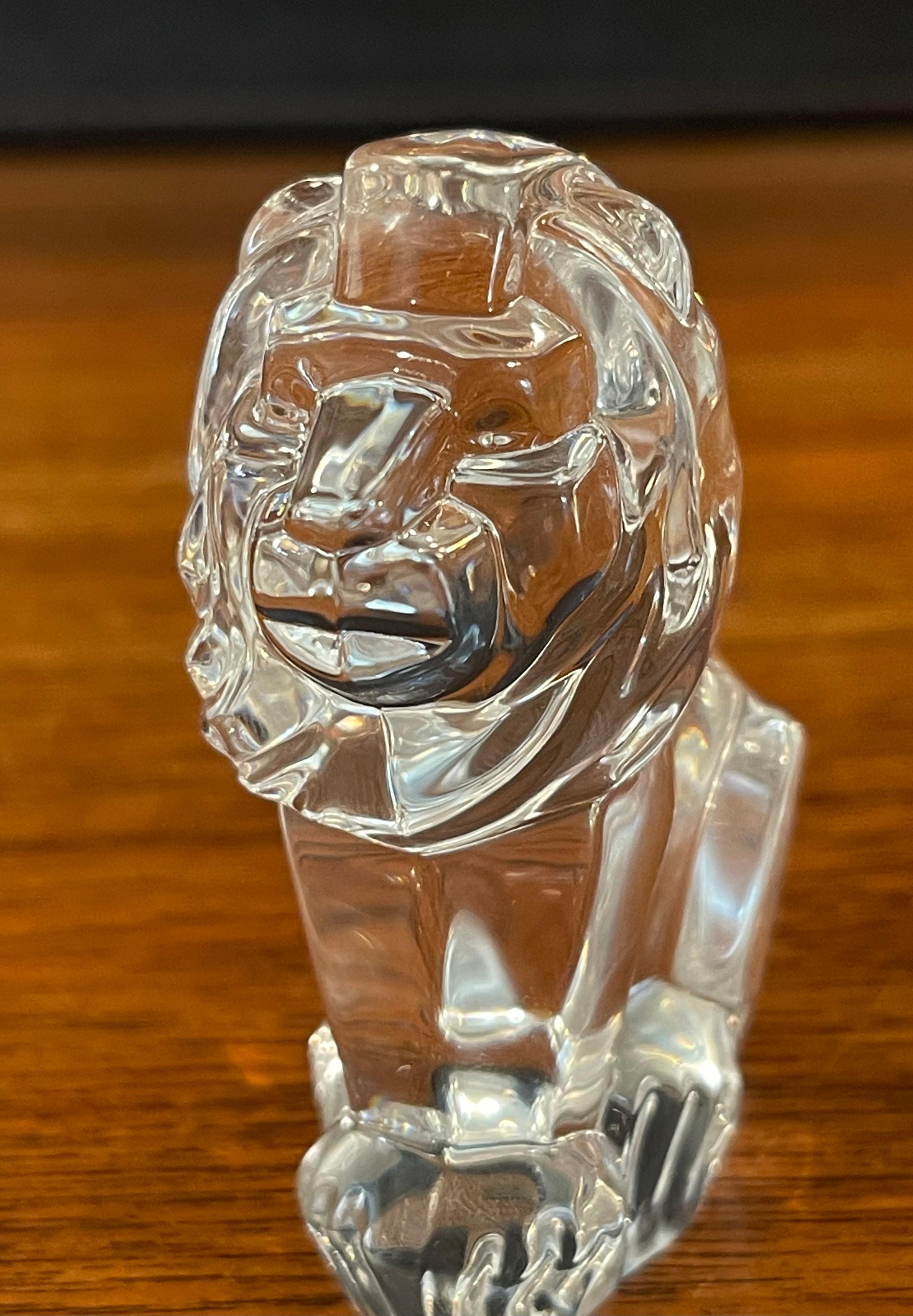 Américain Presse-papiers en forme de lion/  Refroidisseur à la main par Steuben Glassworks en vente