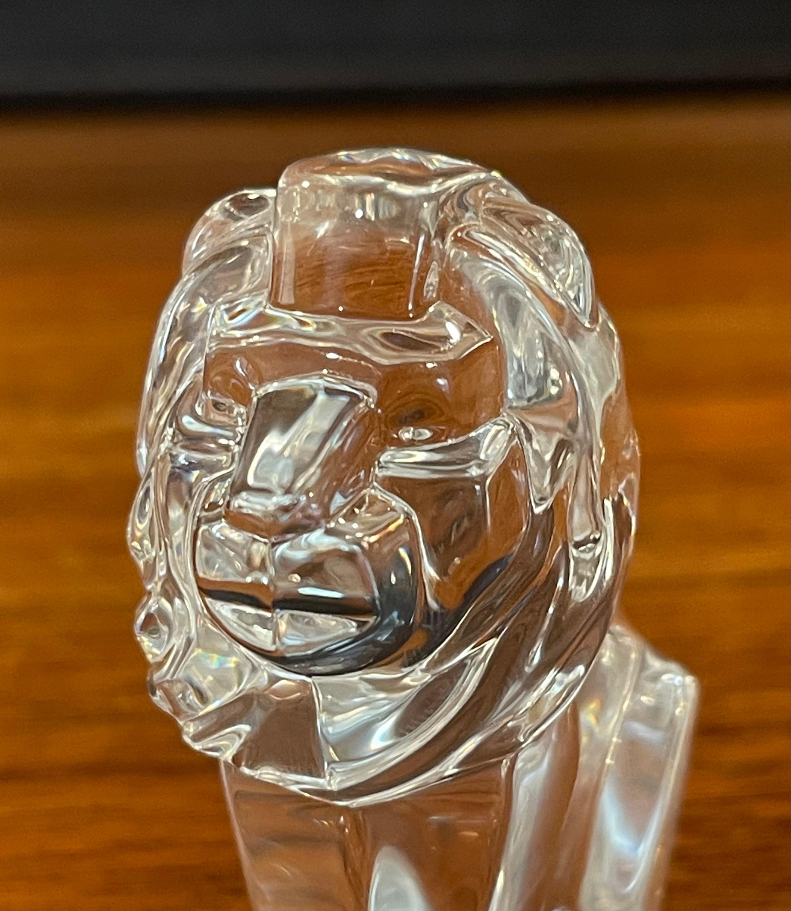 Presse-papiers en forme de lion/  Refroidisseur à la main par Steuben Glassworks Bon état - En vente à San Diego, CA