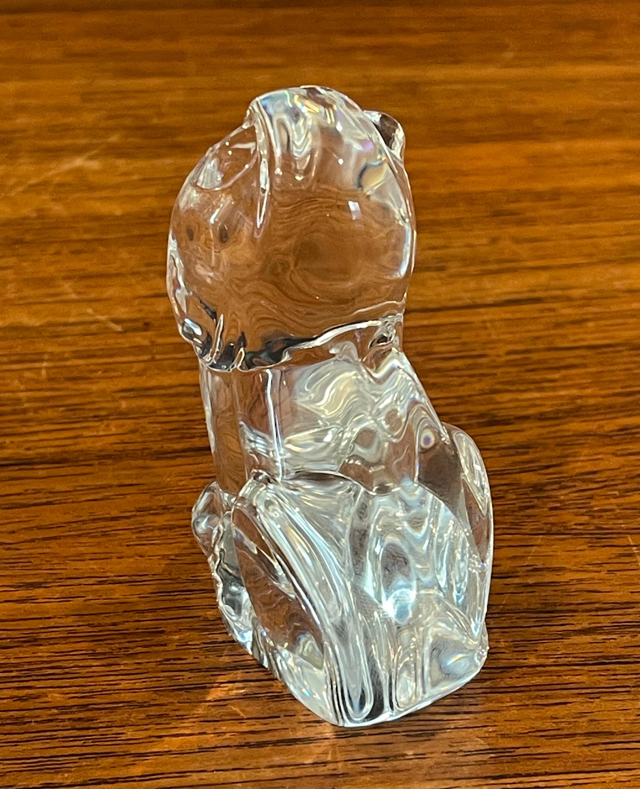 Cristal Presse-papiers en forme de lion/  Refroidisseur à la main par Steuben Glassworks en vente