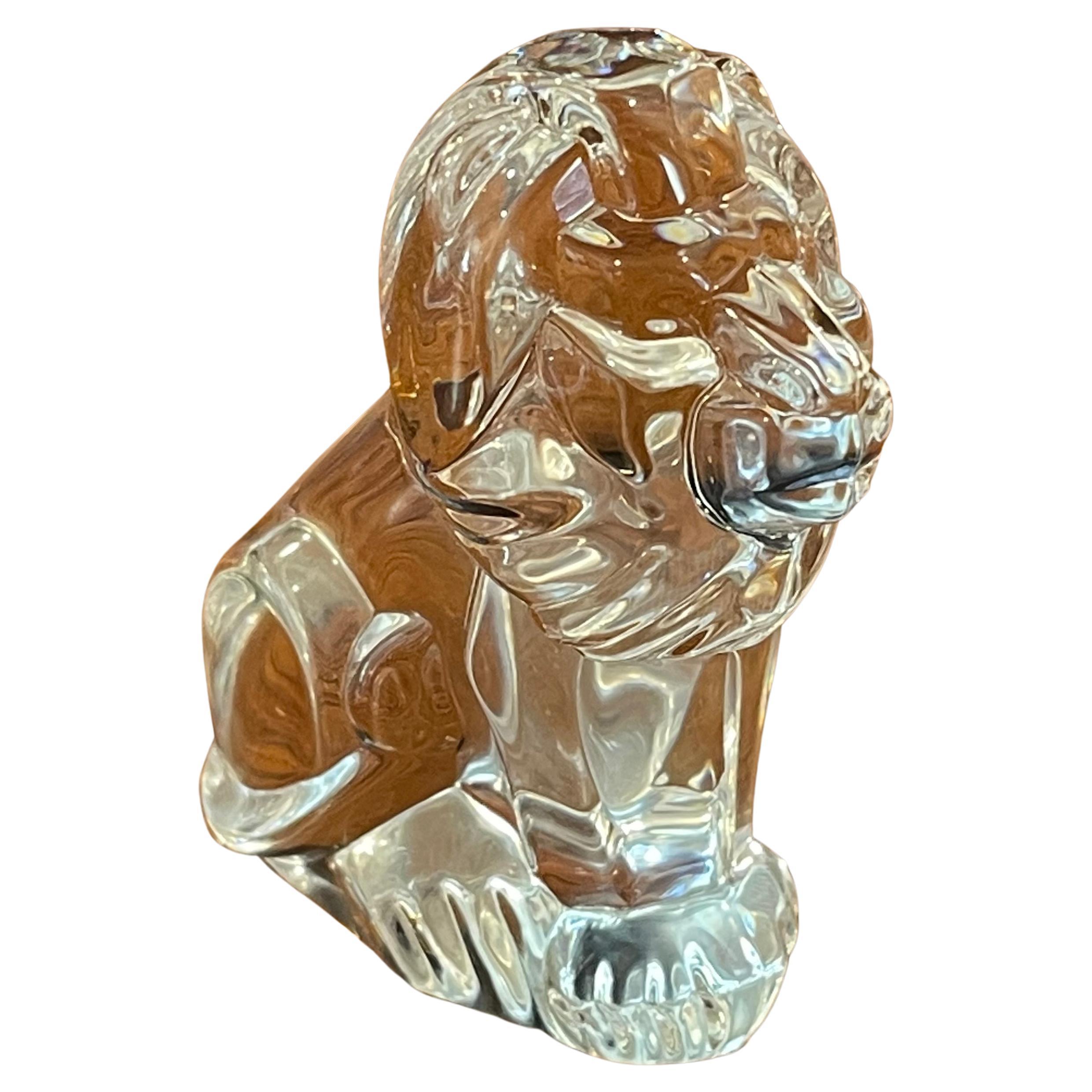 Presse-papiers en forme de lion/  Refroidisseur à la main par Steuben Glassworks en vente