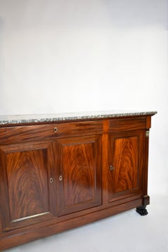 Credenza in mogano con zampe di leone, XIX secolo.
