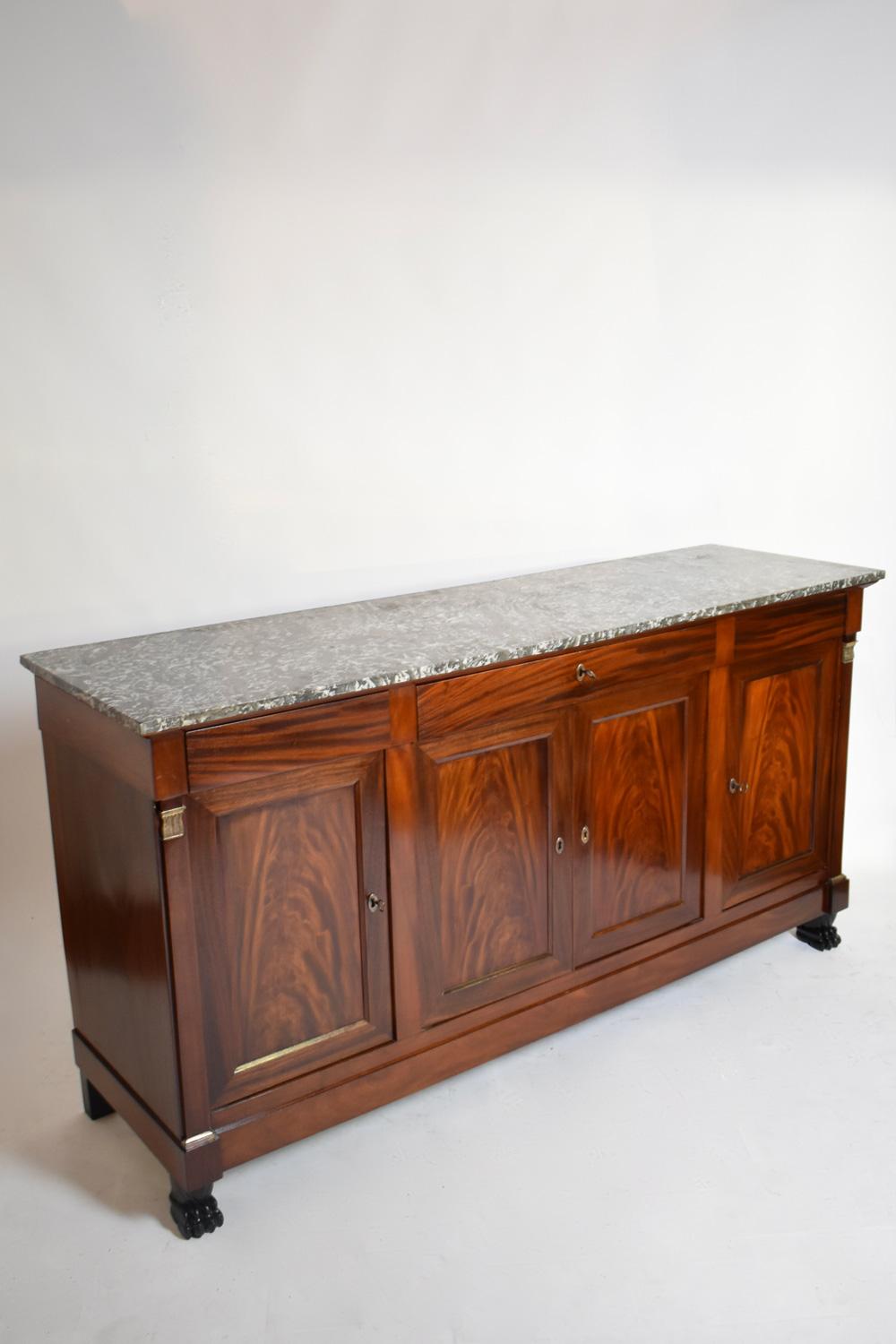 Anrichte aus Mahagoni mit Löwentatzen, XIX. Jh. (Empire) im Angebot
