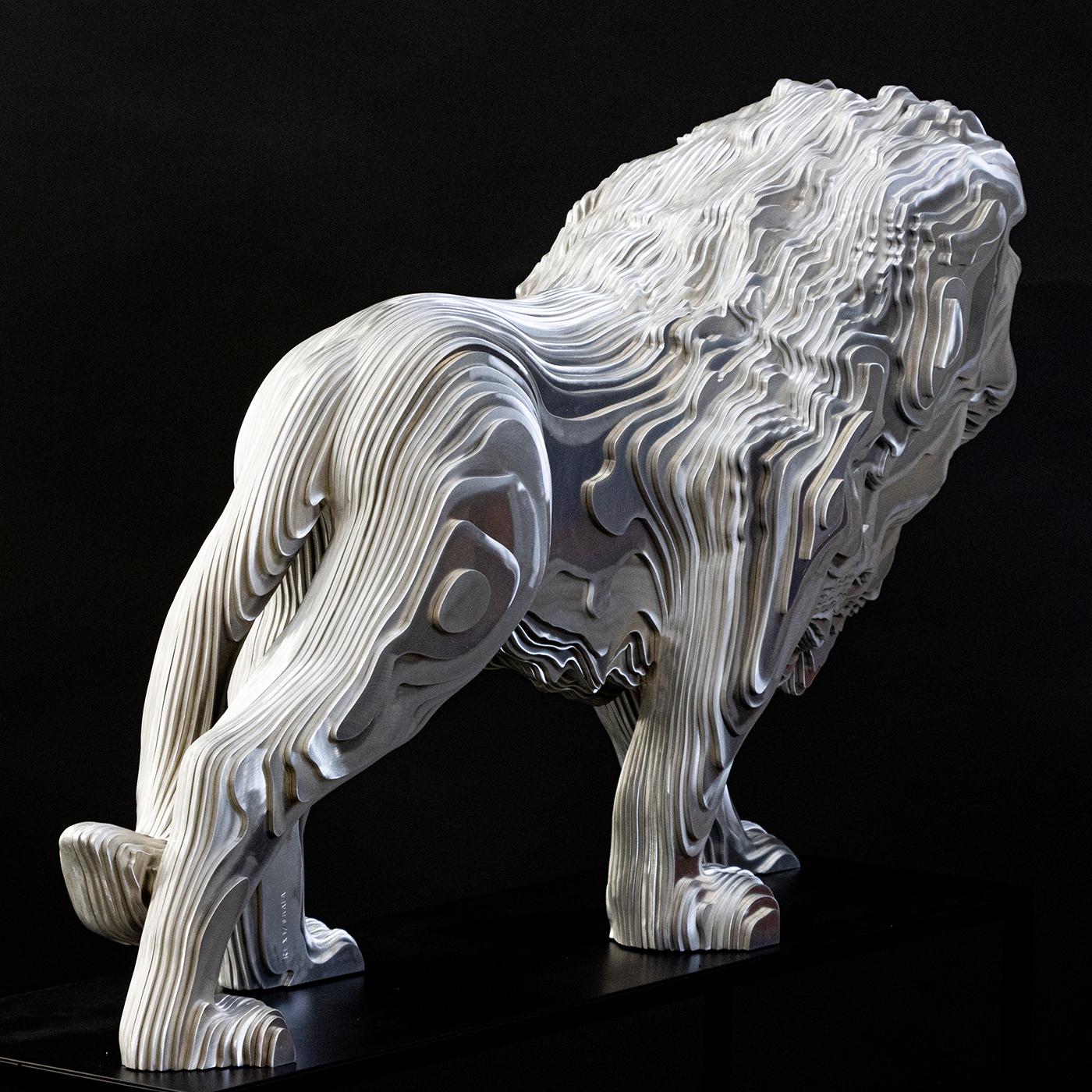Aluminium Sculpture de lion polie en vente