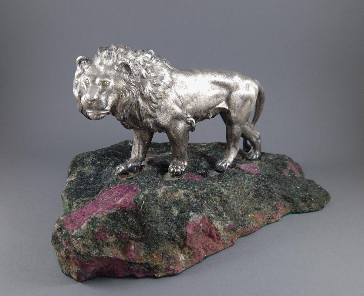Escultura que representa un león andante en plata de ley, la base en eudialita. 
800 Sello de plata
Obra italiana de mediados del siglo XX en Milán 
Altura total: 15 cm 
Base de piedra: 28 x 15,5 cm 
León: 21 x 10,5 cm