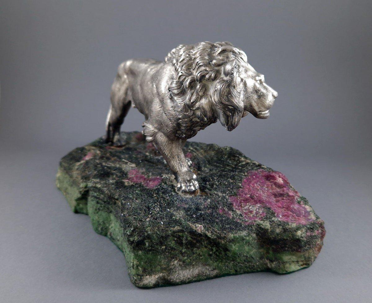 Escultura de León en Plata de Ley y Piedra Eudialita en Excelente estado para la venta en Saint-Ouen, FR