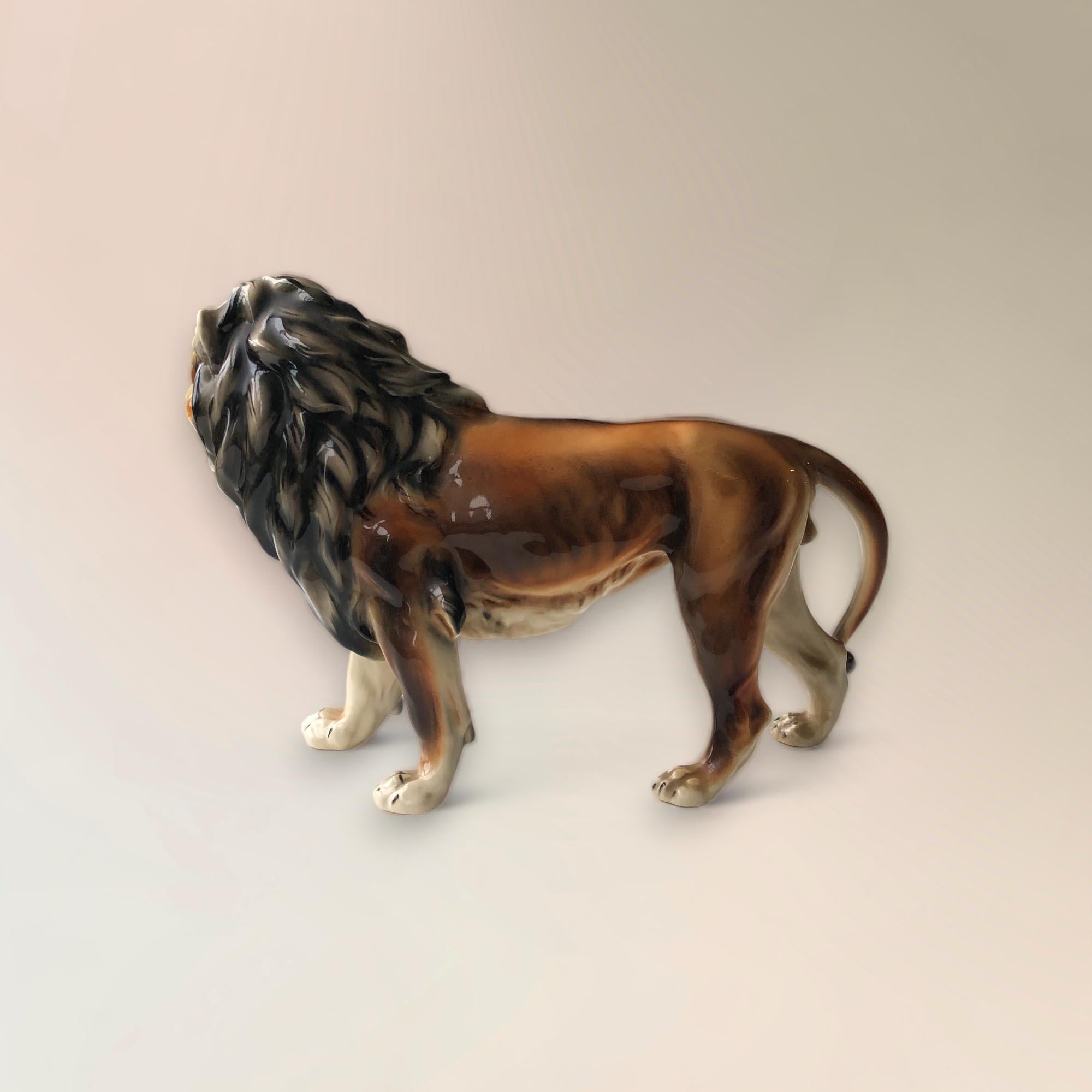 Sculpture ou statue ou figurine de lion en céramique ou porcelaine, années 1950 Excellent état - En vente à Hemiksem, VAN