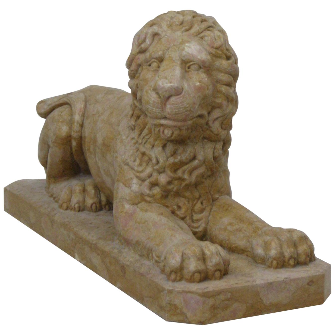 Löwenstatue aus Rosso Verona-Marmor von Kreoo im Angebot