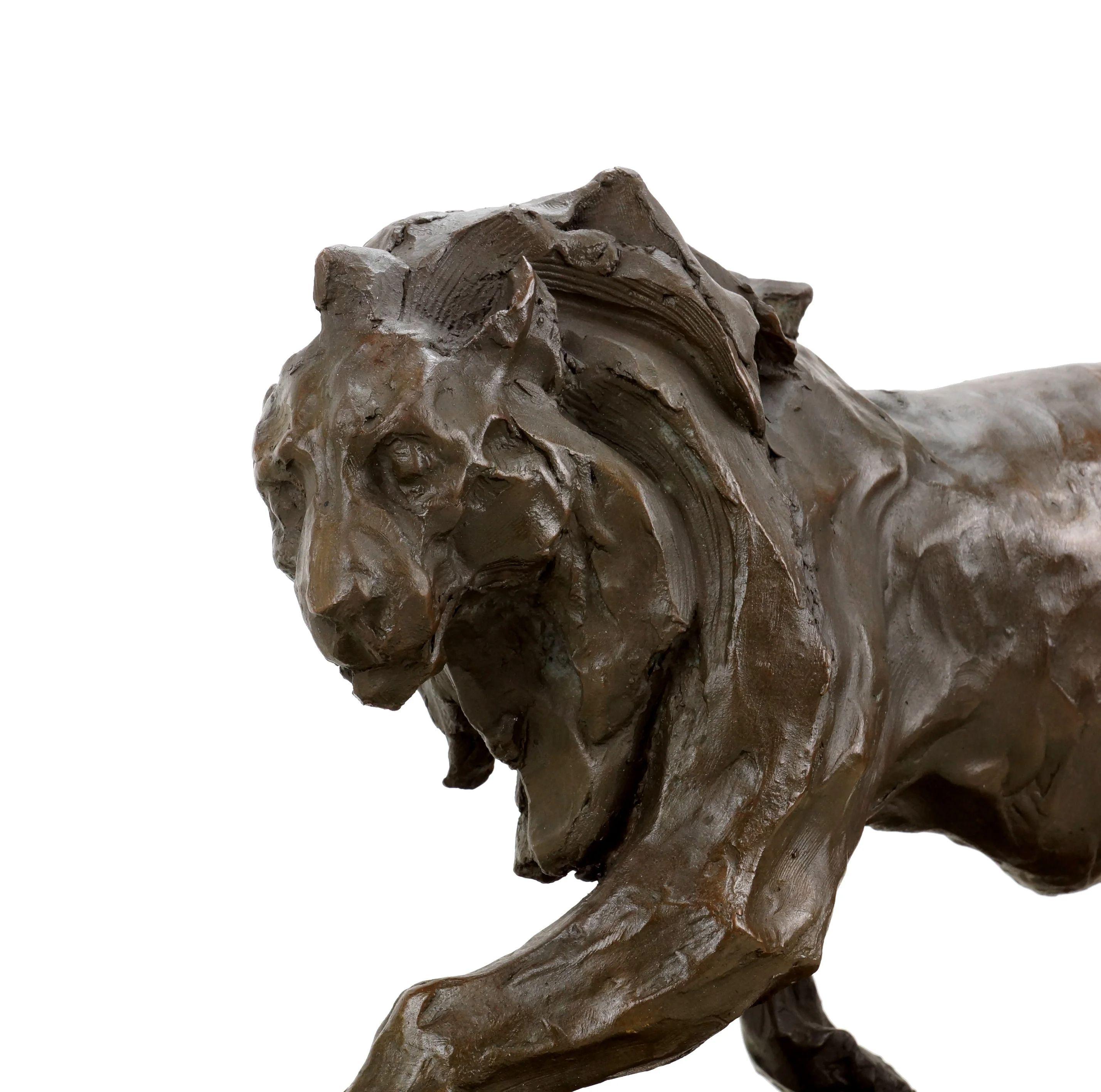 Cette statue de lion est une sculpture en bronze dans le style de REMBRANDT. La statue représente un lion marchant à mi-course, capturant l'énergie dynamique et le mouvement majestueux avec des détails anatomiques précis et une texture de surface