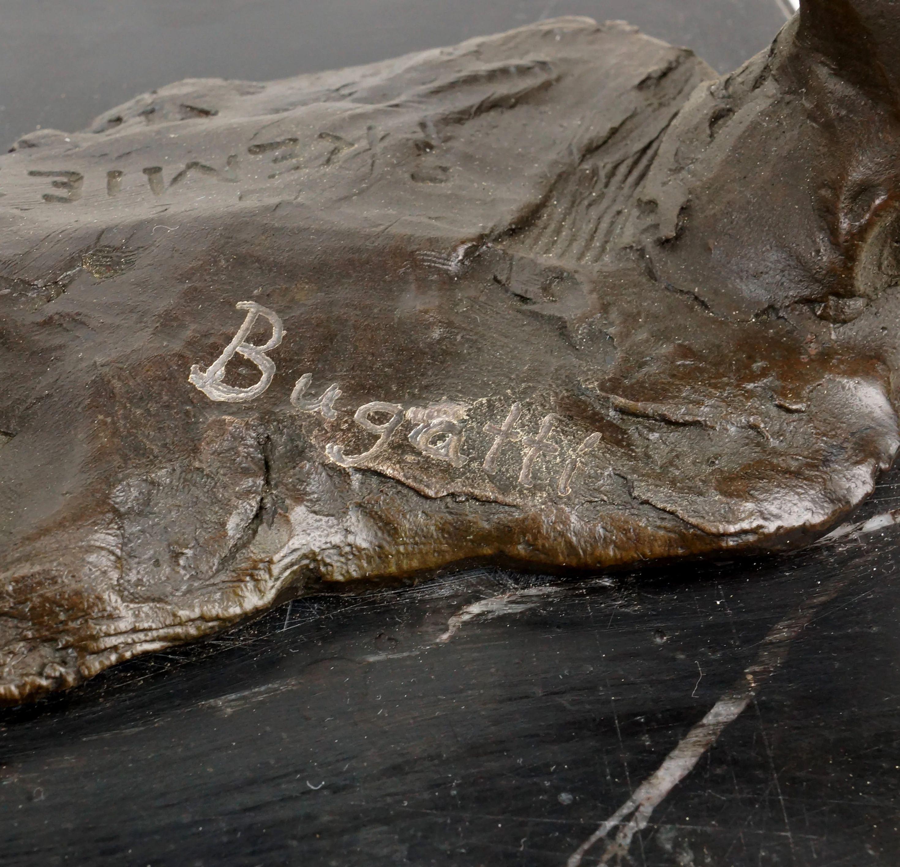 Français Statue de lion, lion marchant, dans le style de Rembrandt Bugatti Sculpture en bronze en vente