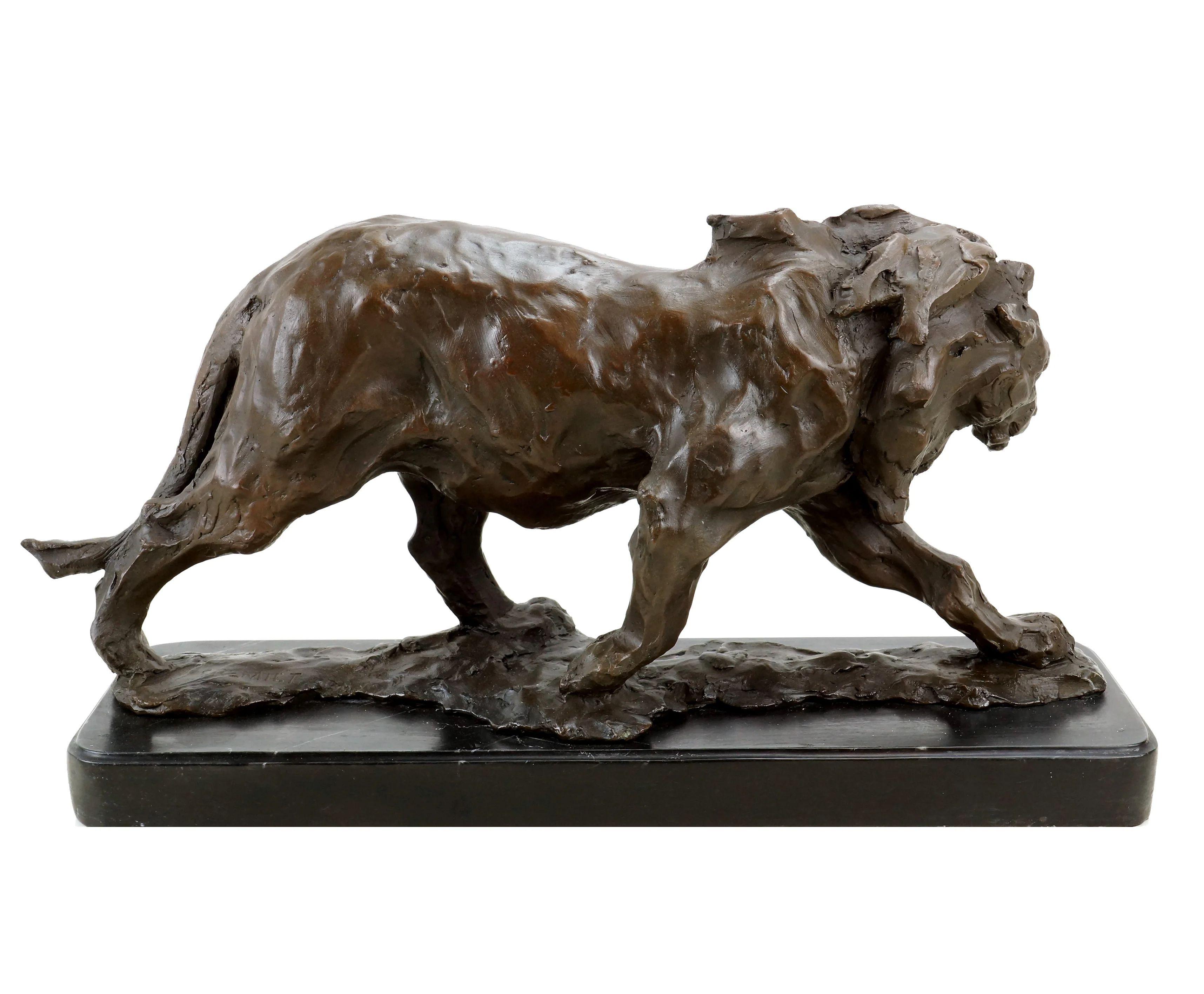 20ième siècle Statue de lion, lion marchant, dans le style de Rembrandt Bugatti Sculpture en bronze en vente