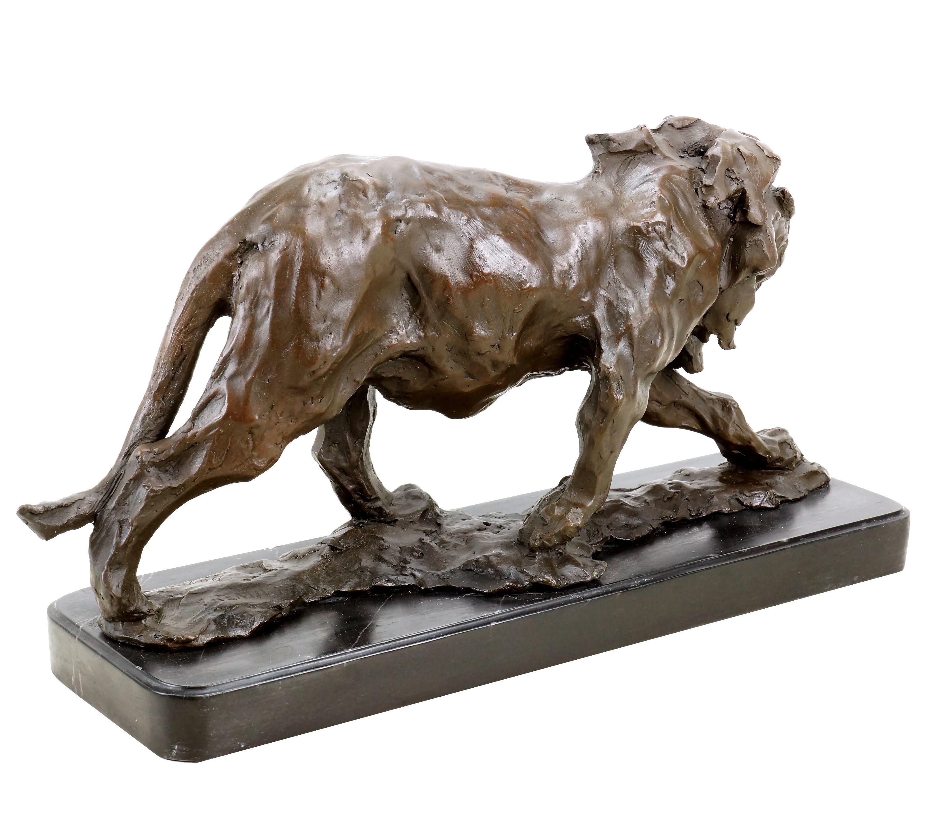 Bronze Statue de lion, lion marchant, dans le style de Rembrandt Bugatti Sculpture en bronze en vente