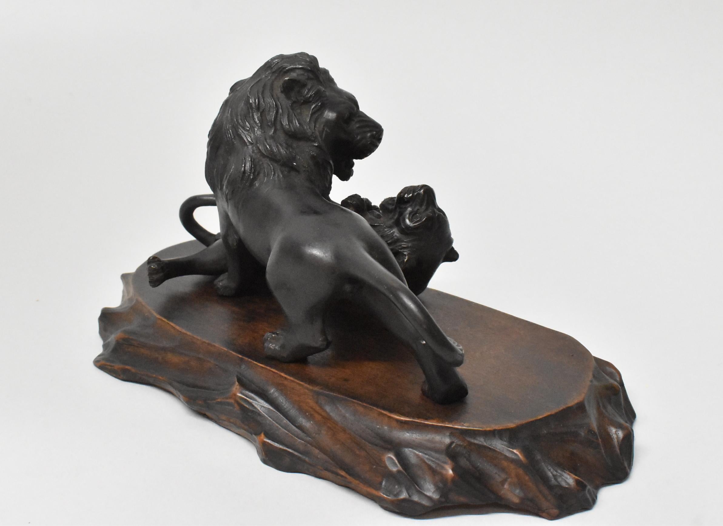 Autre Statue de combat lion et tigre en bronze sur plate-forme en bois sculpté marquée d'Asie en vente