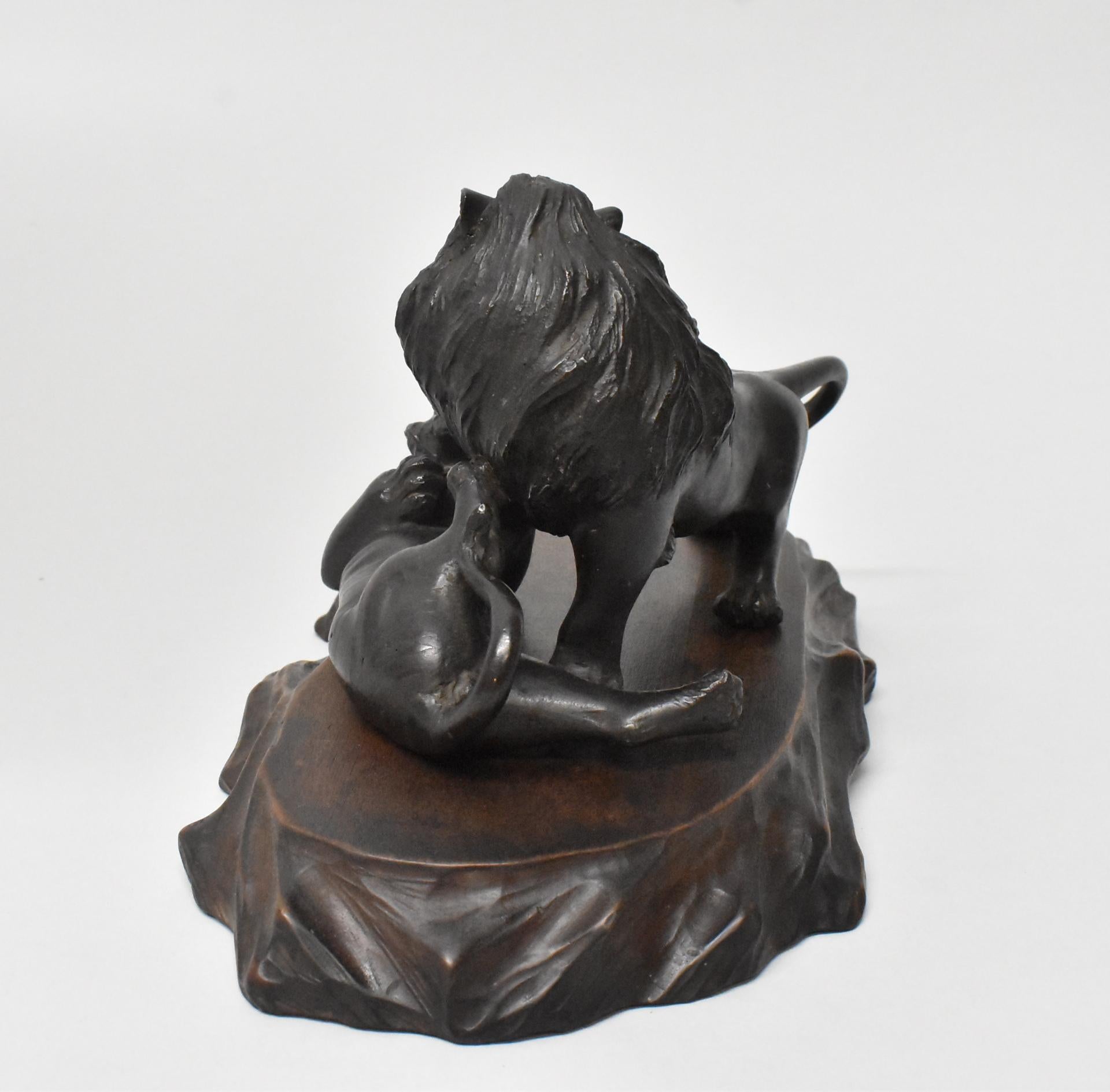 Statue de combat lion et tigre en bronze sur plate-forme en bois sculpté marquée d'Asie Bon état - En vente à Toledo, OH