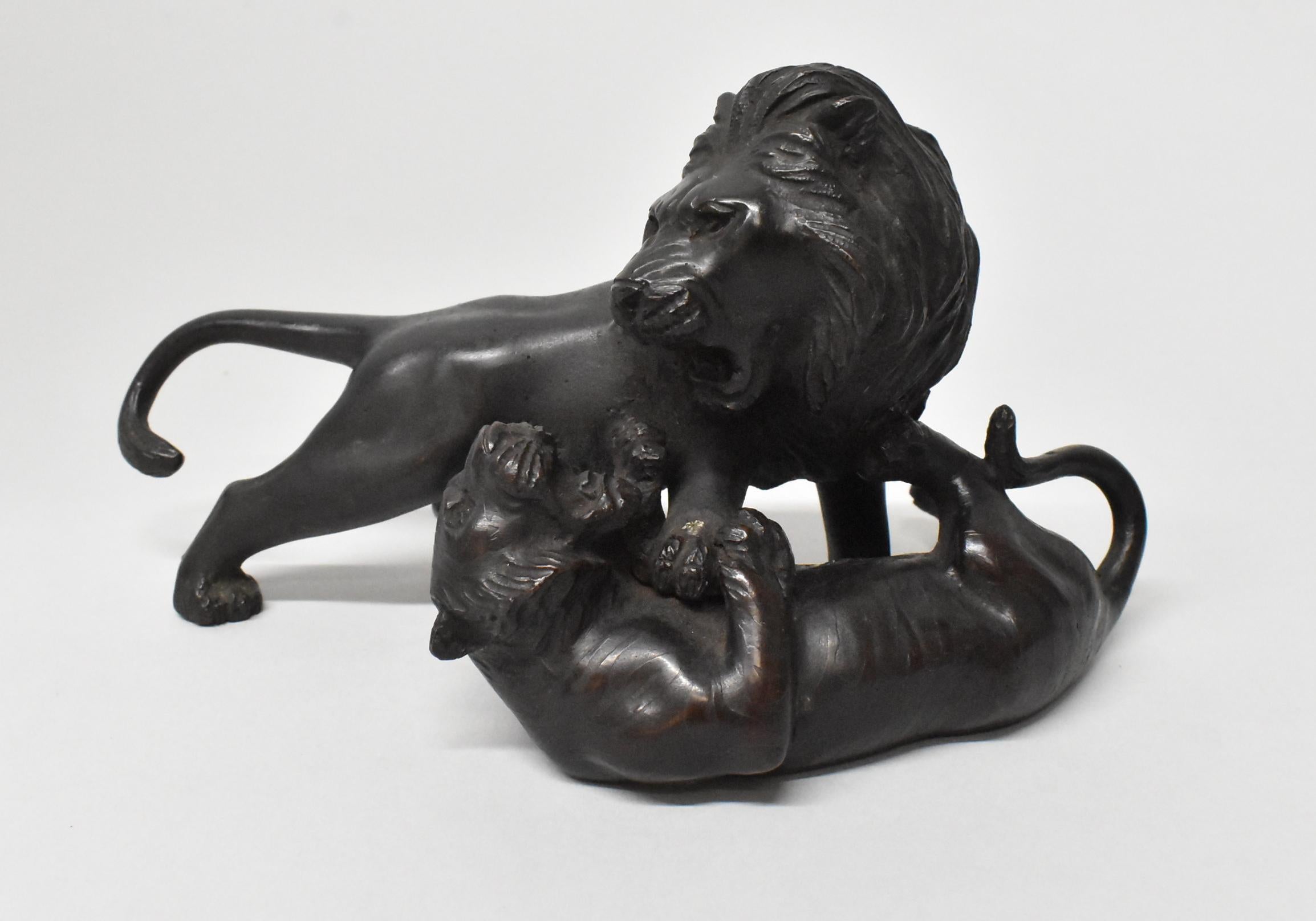 20ième siècle Statue de combat lion et tigre en bronze sur plate-forme en bois sculpté marquée d'Asie en vente
