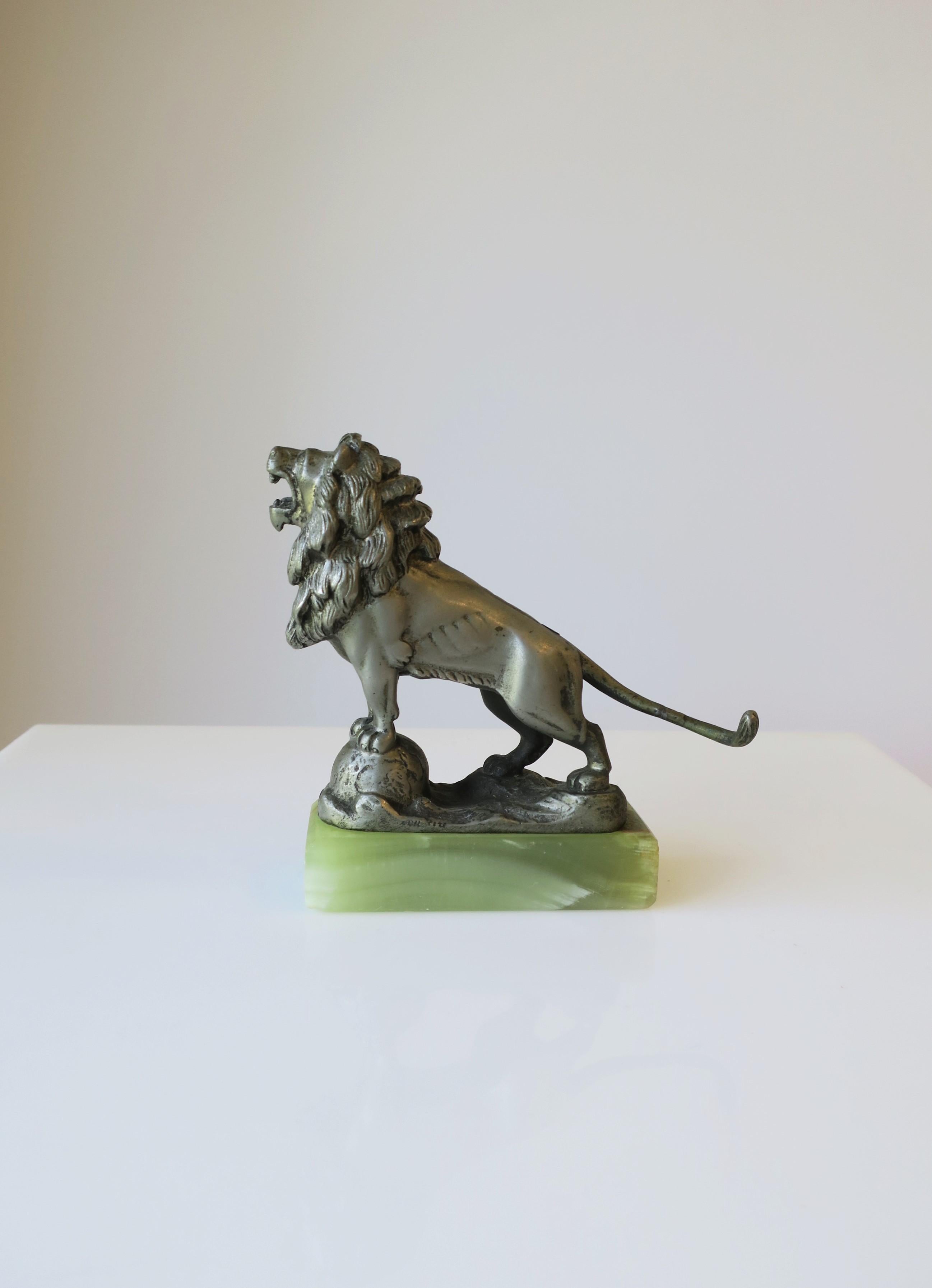 A small but substantial Grand Tour Medici silvered bronze growling lion atop world globe sphere on a green onyx marble base, circa mid-20th century. A great decorative object for a desk, office, library, etc. Dimensions: 1.75
