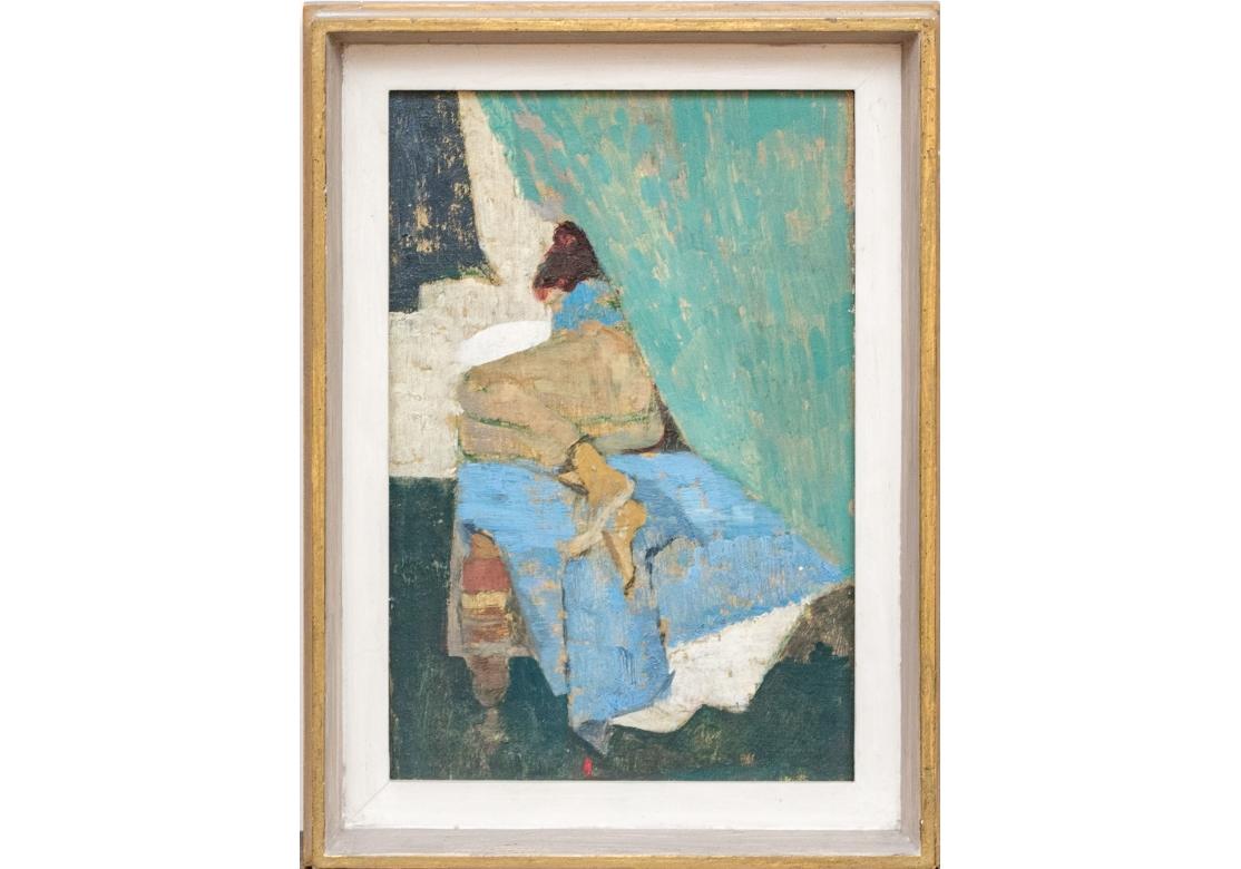 Olio su tavola raffigurante una giovane ragazza rannicchiata su una poltrona o un letto, intenta a leggere, parzialmente nascosta dietro una tenda verde.
L'olio è presentato in una cornice dorata con filetto dipinto di bianco.
Senza segno.
Etichetta