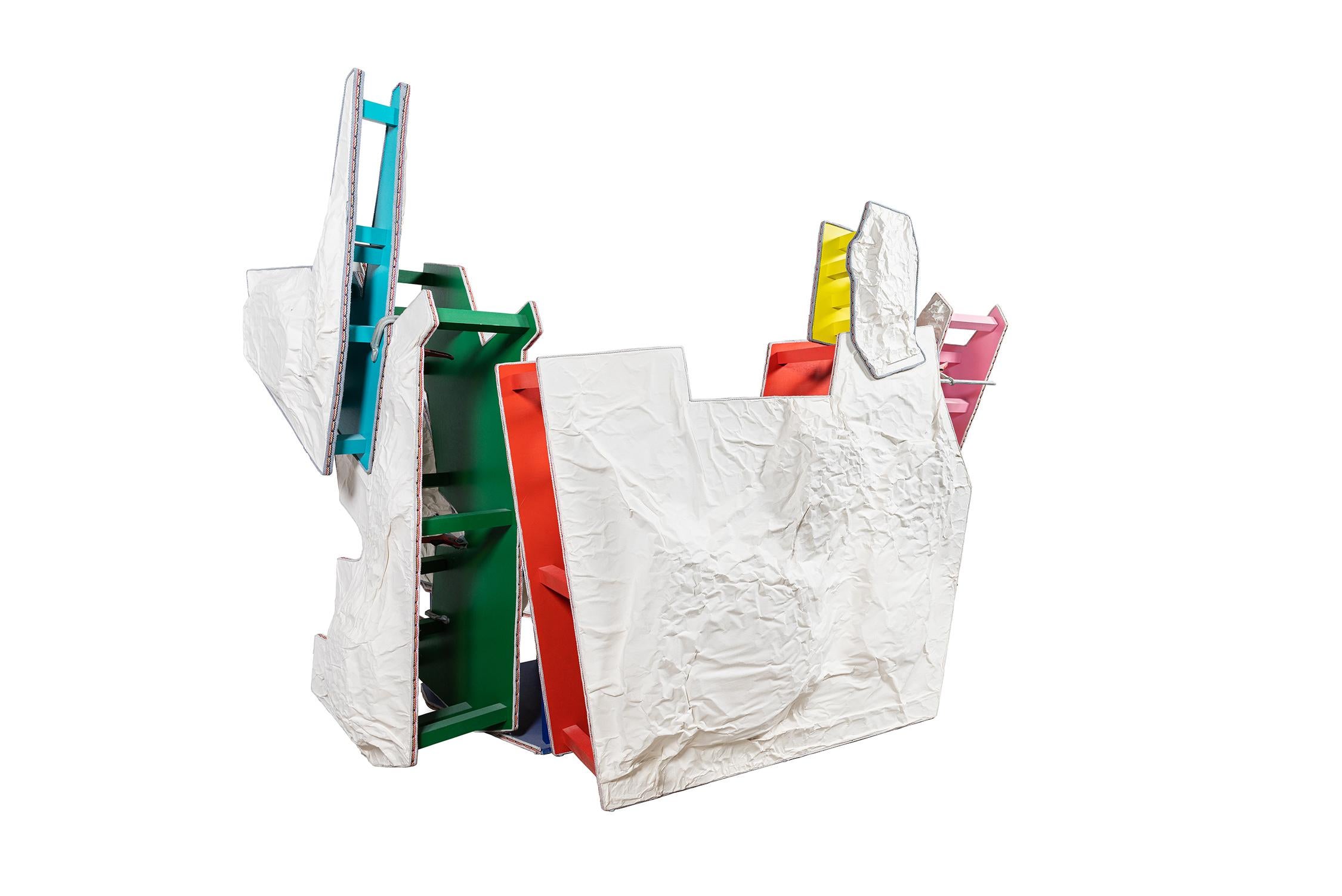 Crushed seat, l'assemblaggio di materiali giustapposti di Jadot, è una manifestazione colossale del suo insolito processo creativo. Costruita in MDF di recupero, dipinta con colori vivaci e rivestita con una tela ad alte prestazioni utilizzata nelle