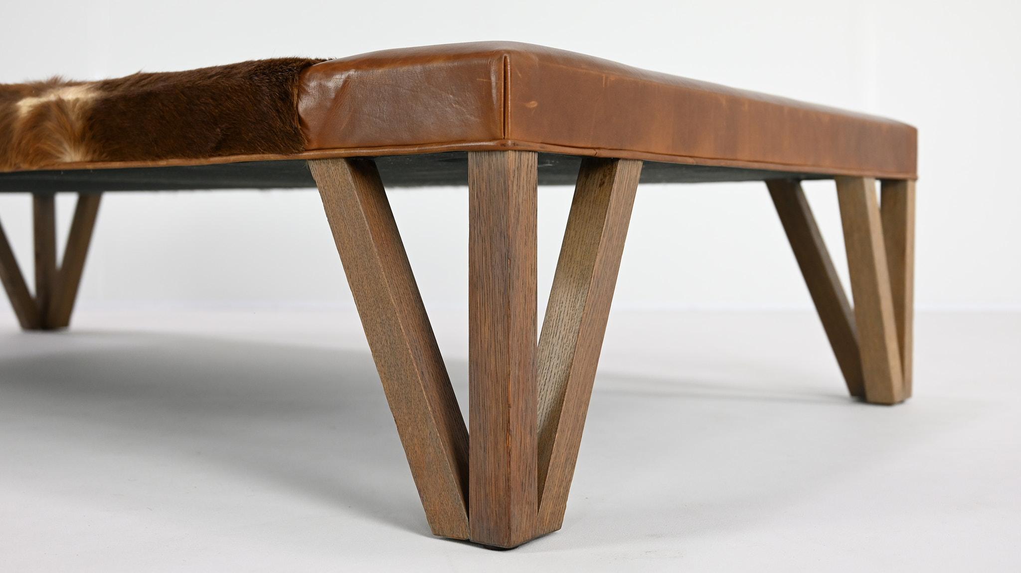 Importante banquette de jour Lionel Jadot en cuir de vache, cuir et chêne. C.2010 en vente 4