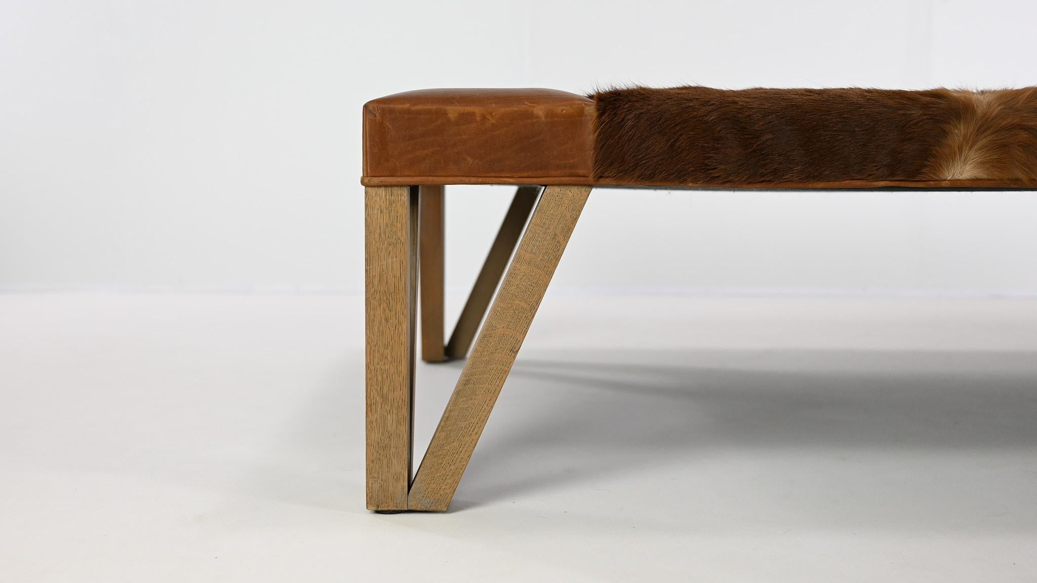 Importante banquette de jour Lionel Jadot en cuir de vache, cuir et chêne. C.2010 en vente 6