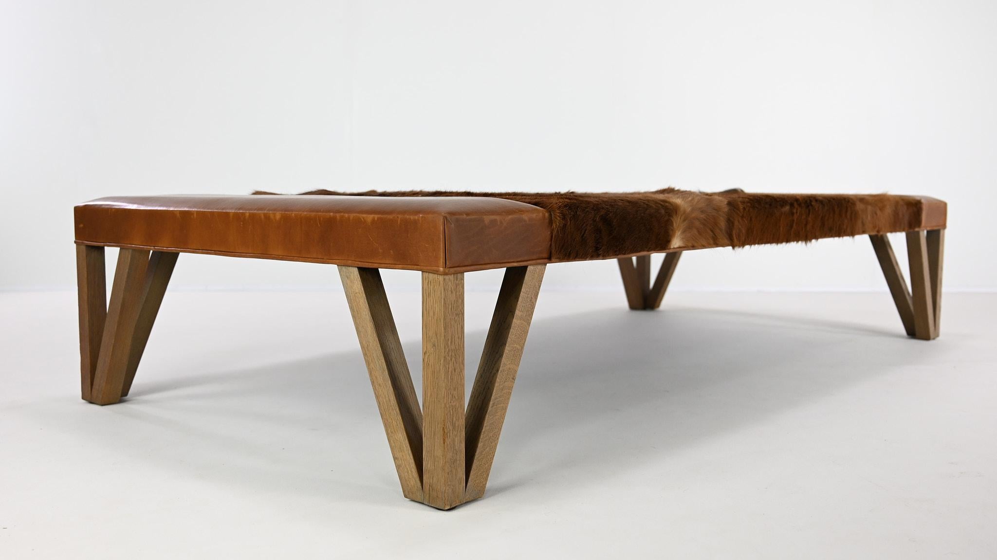 Importante banquette de jour Lionel Jadot en cuir de vache, cuir et chêne. C.2010 en vente 7