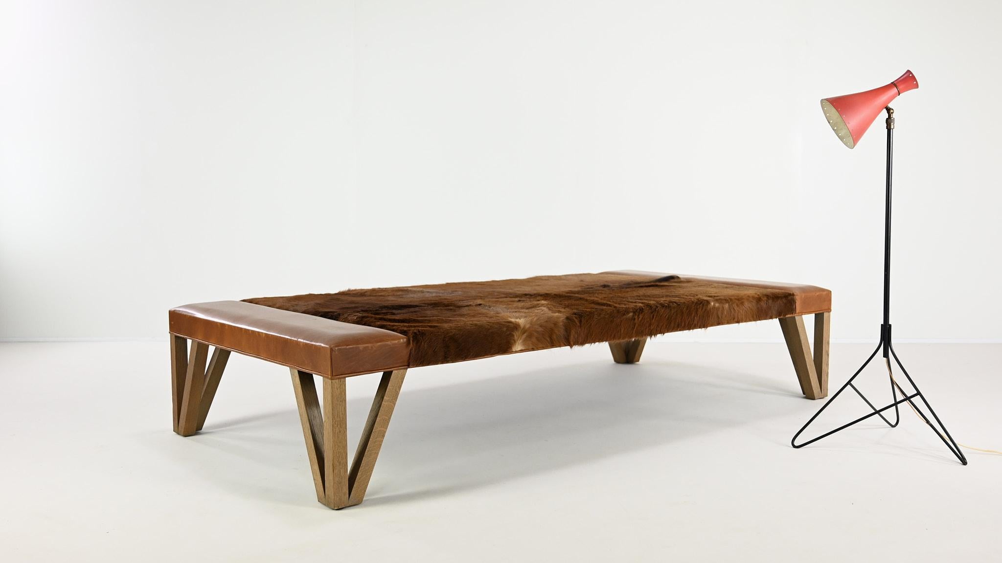 Importante banquette de jour Lionel Jadot en cuir de vache, cuir et chêne. C.2010 en vente 8